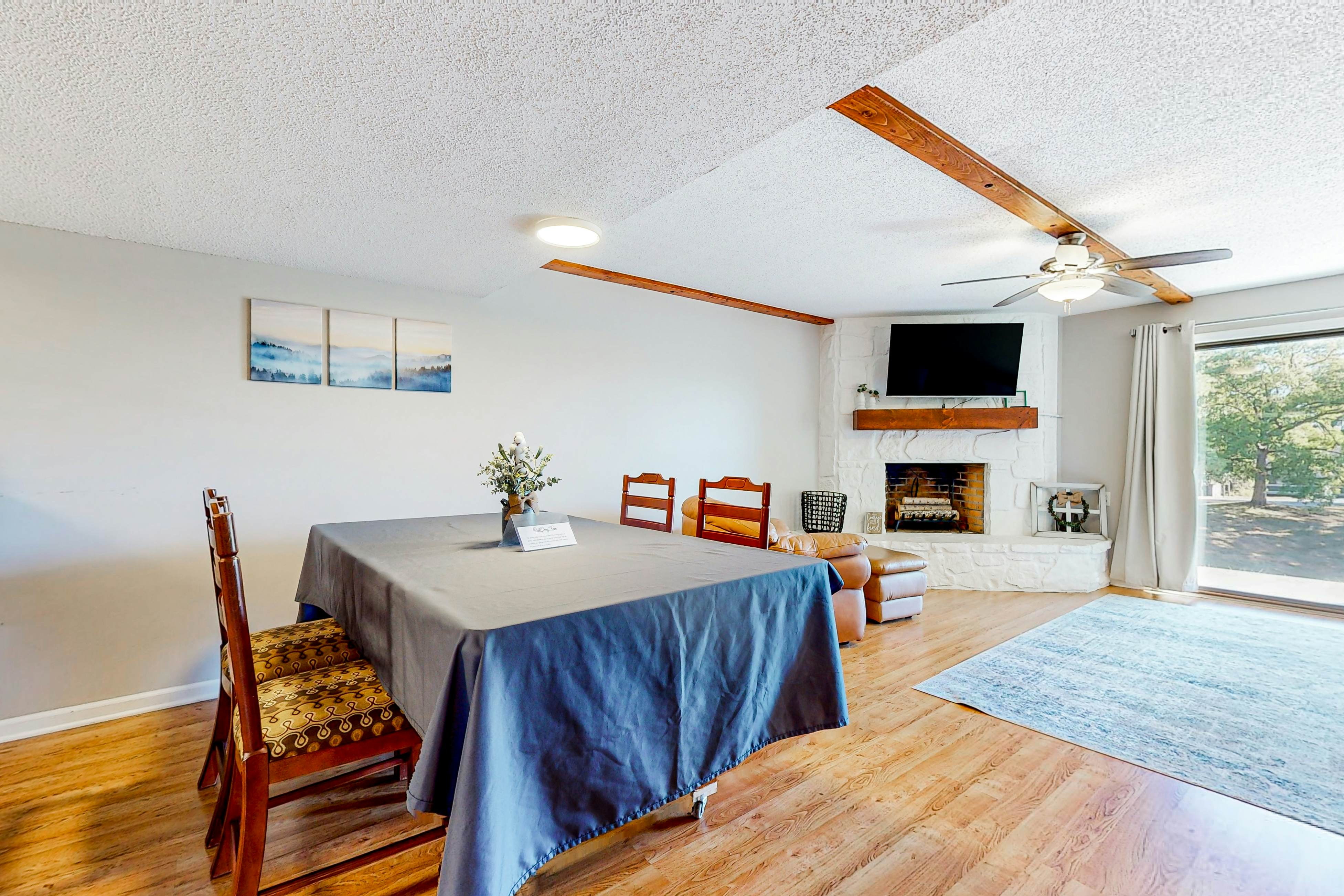 Mtn-view condo -outdoor pool, fireplace, arcade, pool table, Free Attraction Tix