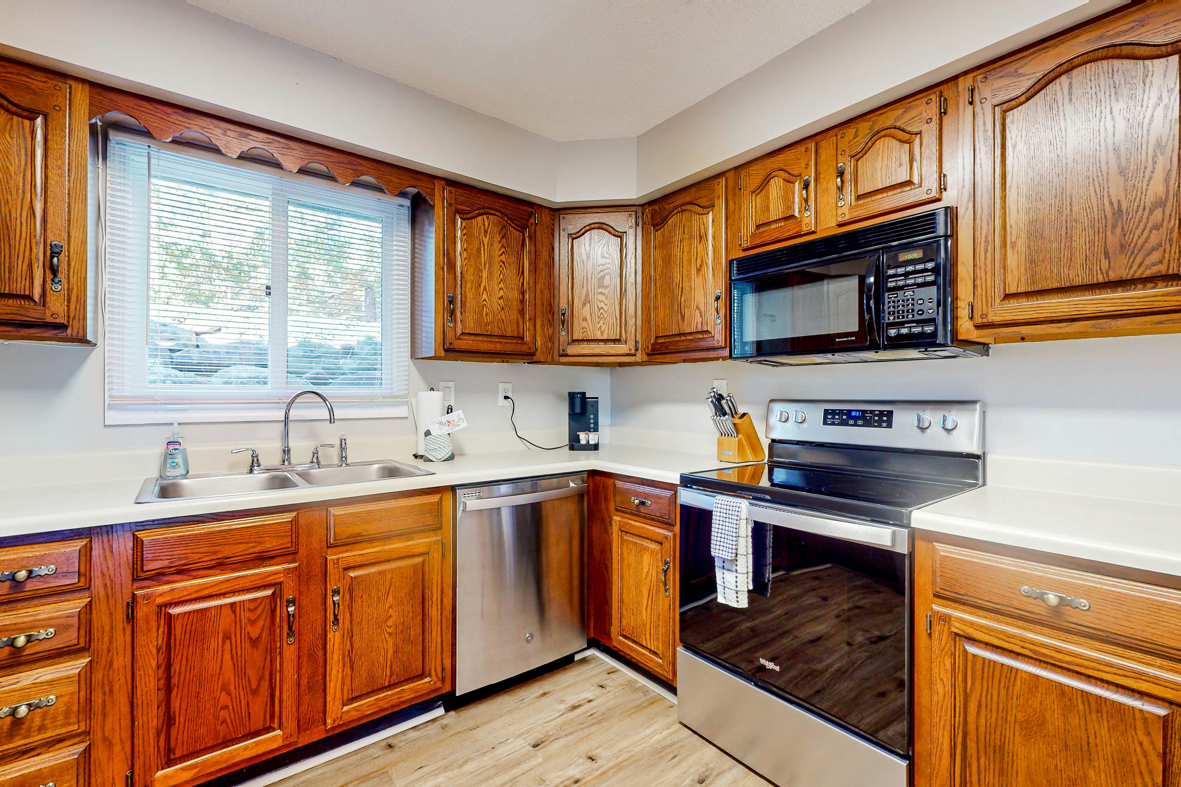 Mtn-view condo -outdoor pool, fireplace, arcade, pool table, Free Attraction Tix