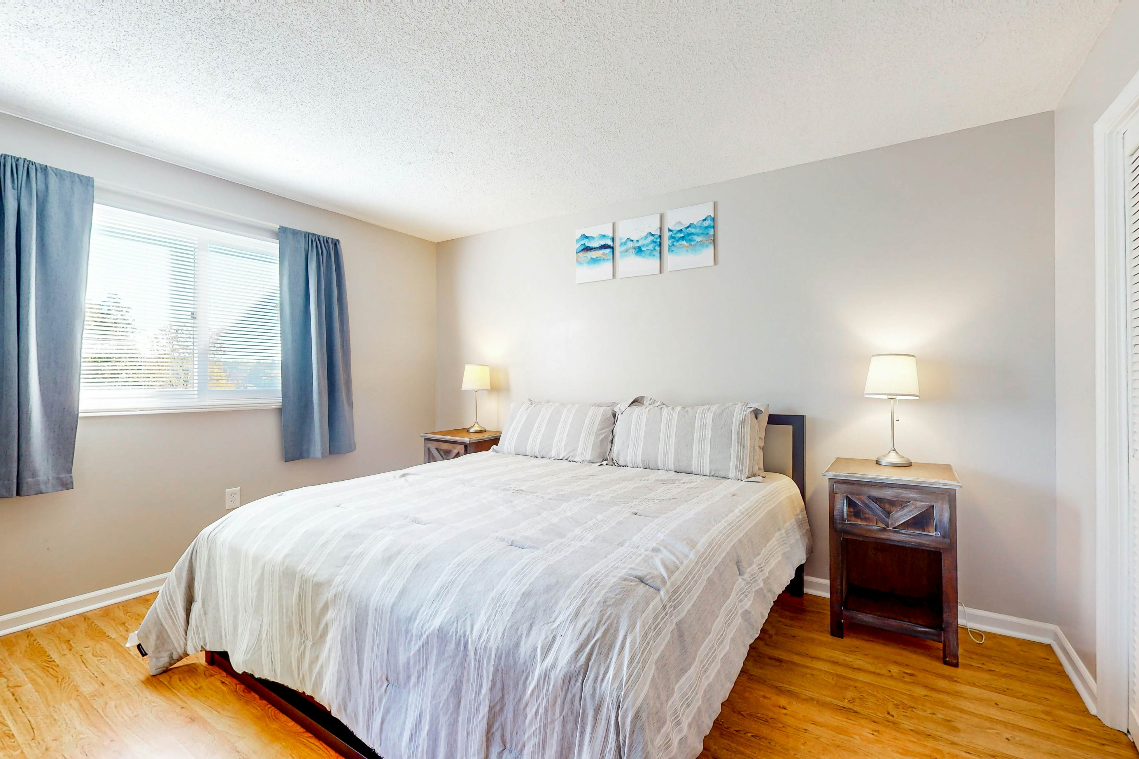 Mtn-view condo -outdoor pool, fireplace, arcade, pool table, Free Attraction Tix