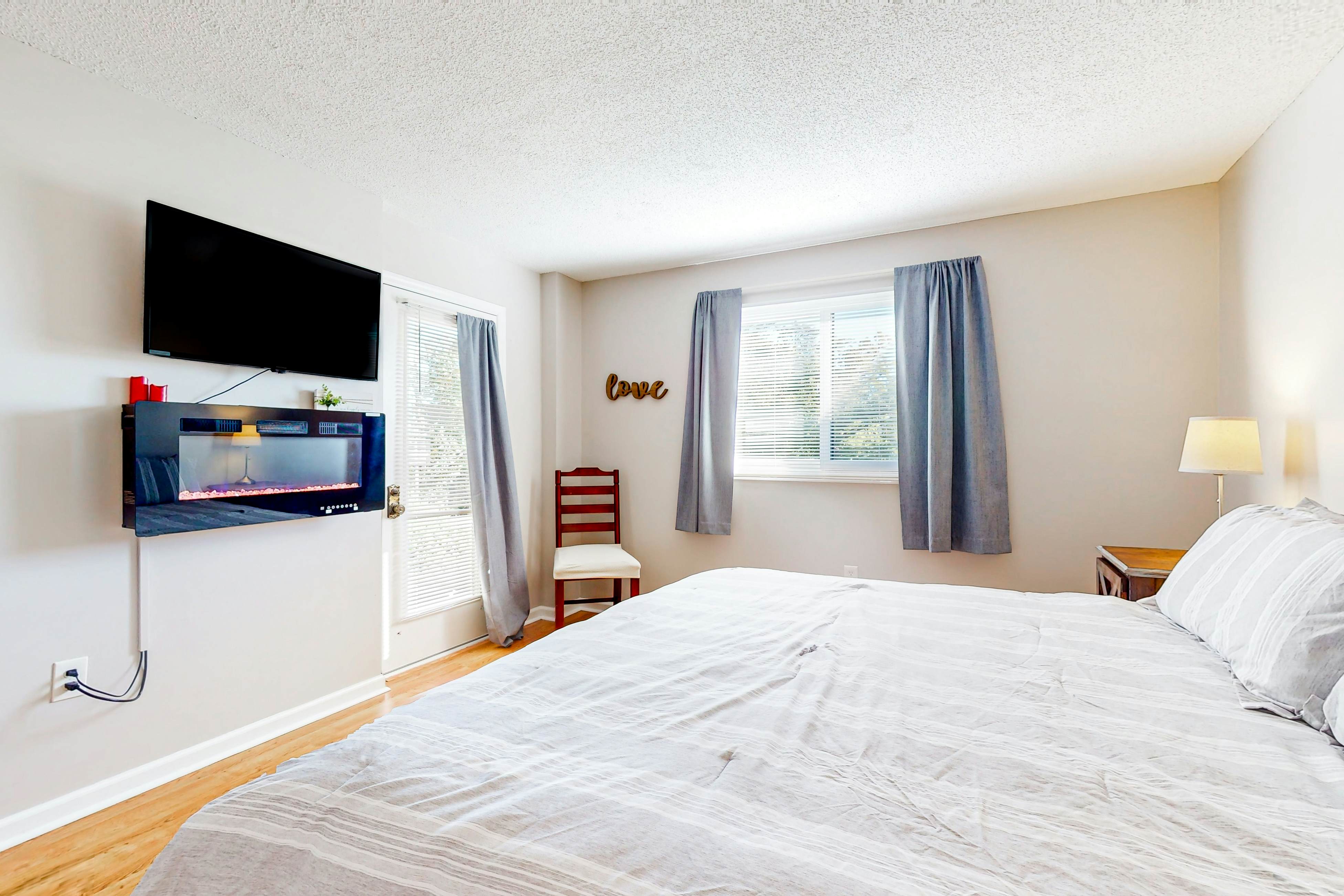 Mtn-view condo -outdoor pool, fireplace, arcade, pool table, Free Attraction Tix