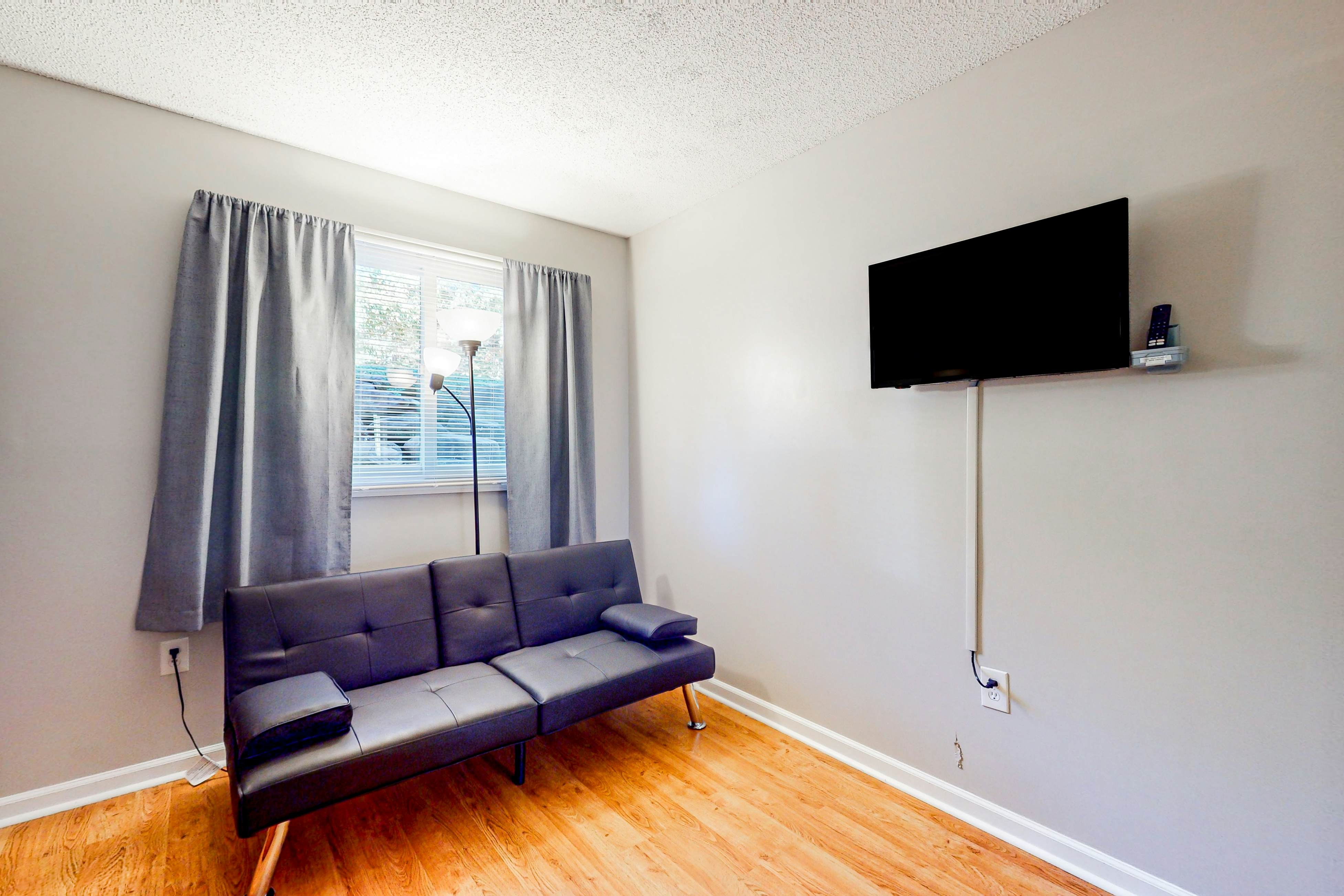 Mtn-view condo -outdoor pool, fireplace, arcade, pool table, Free Attraction Tix