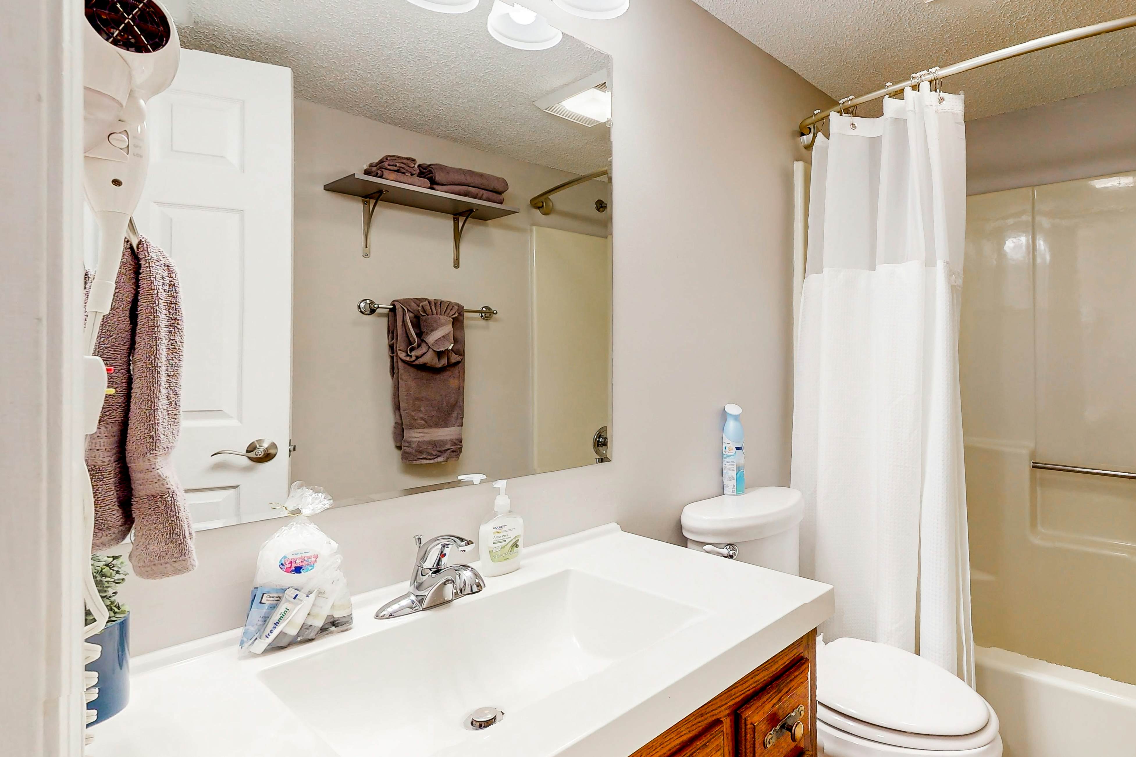 Mtn-view condo -outdoor pool, fireplace, arcade, pool table, Free Attraction Tix