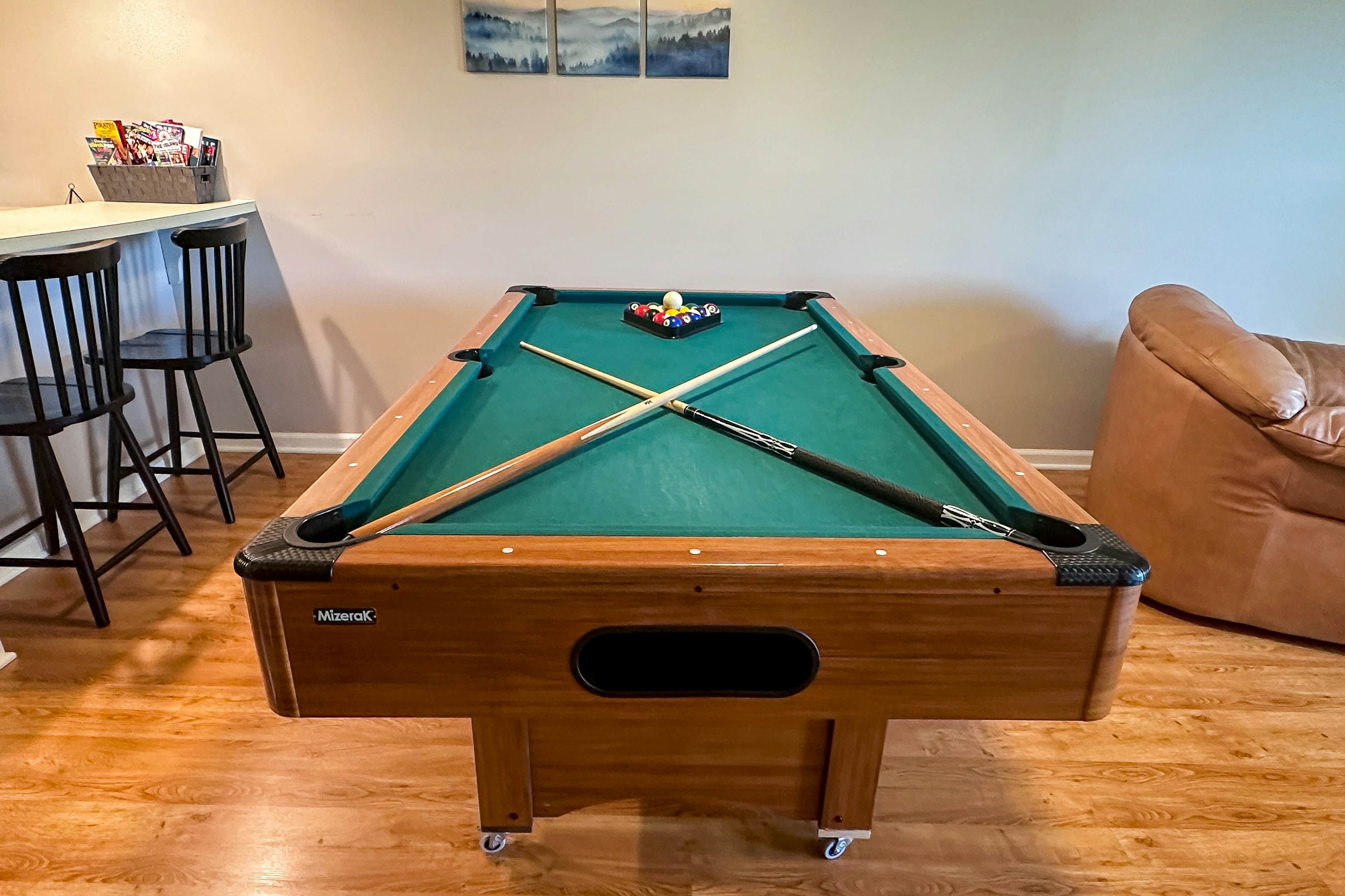 Mtn-view condo -outdoor pool, fireplace, arcade, pool table, Free Attraction Tix