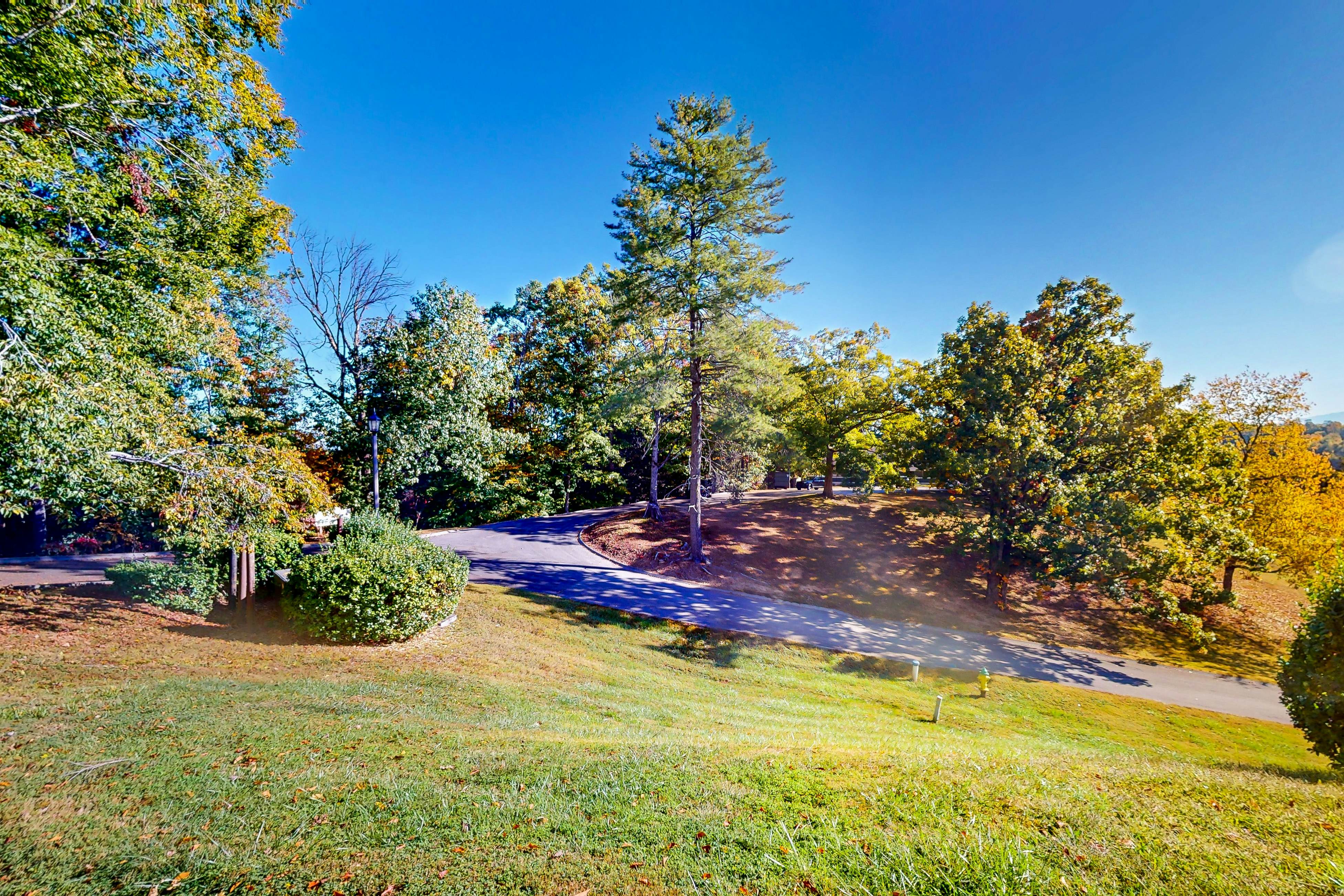 Mtn-view condo -outdoor pool, fireplace, arcade, pool table, Free Attraction Tix