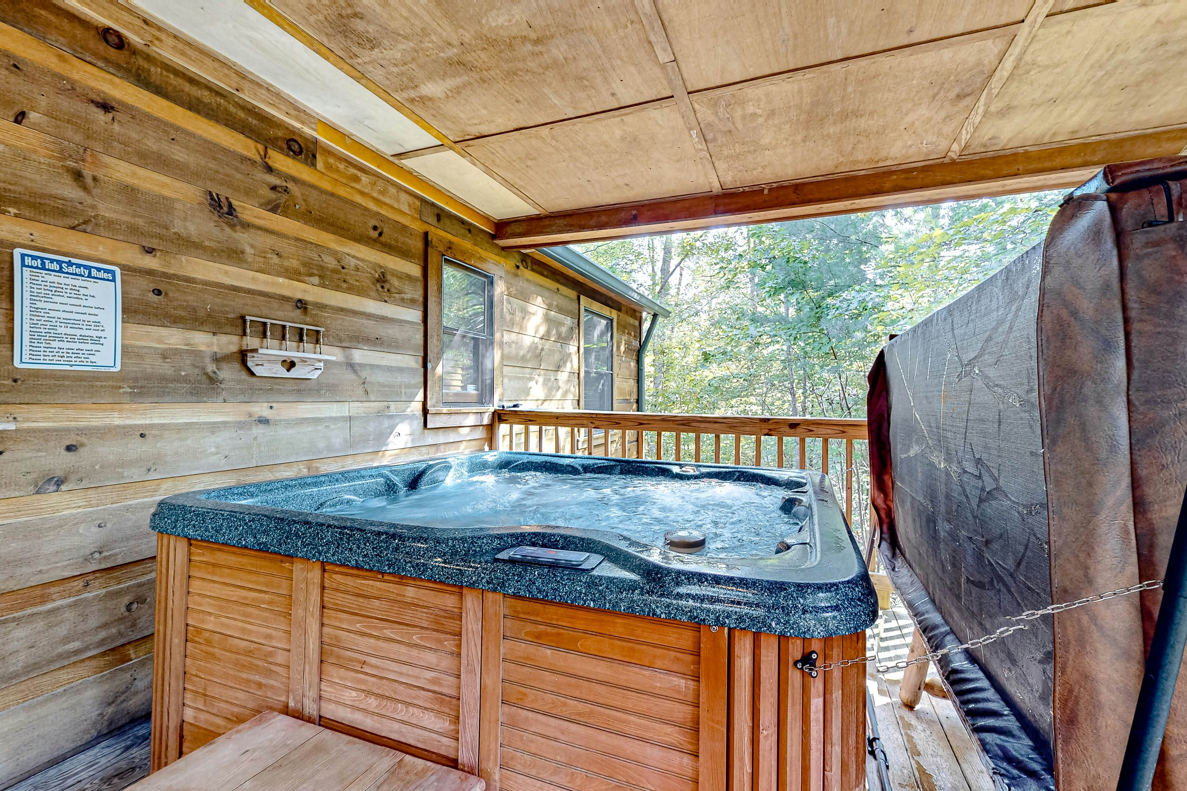 Homey Cabin W Hot Tub・2 Porches・Pool Table・Games