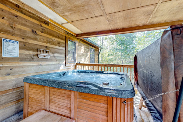 Homey Cabin W Hot Tub・2 Porches・Pool Table・Games