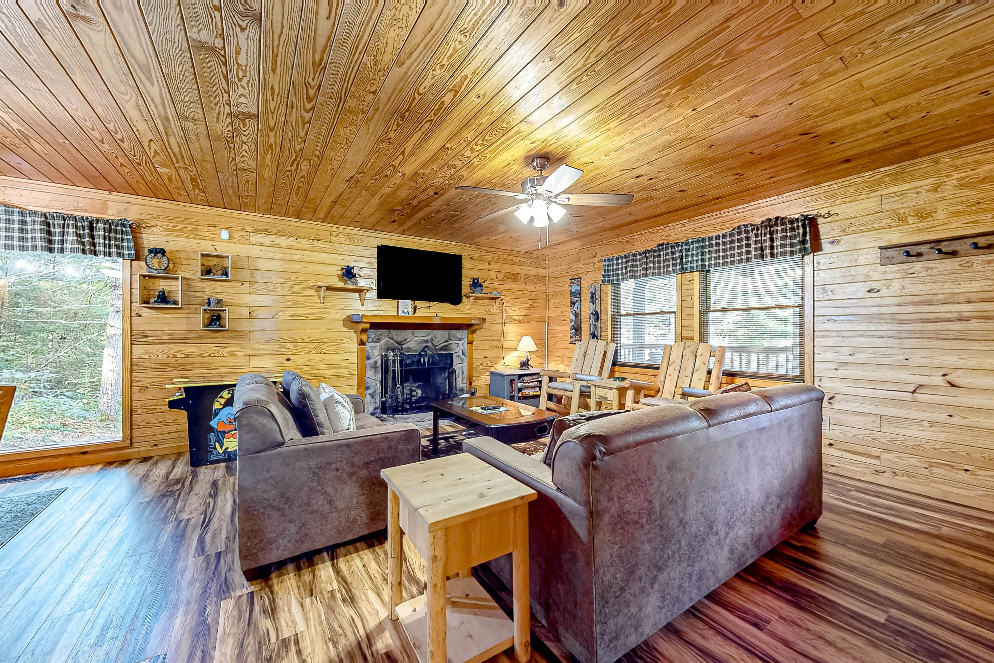 Homey Cabin W Hot Tub・2 Porches・Pool Table・Games