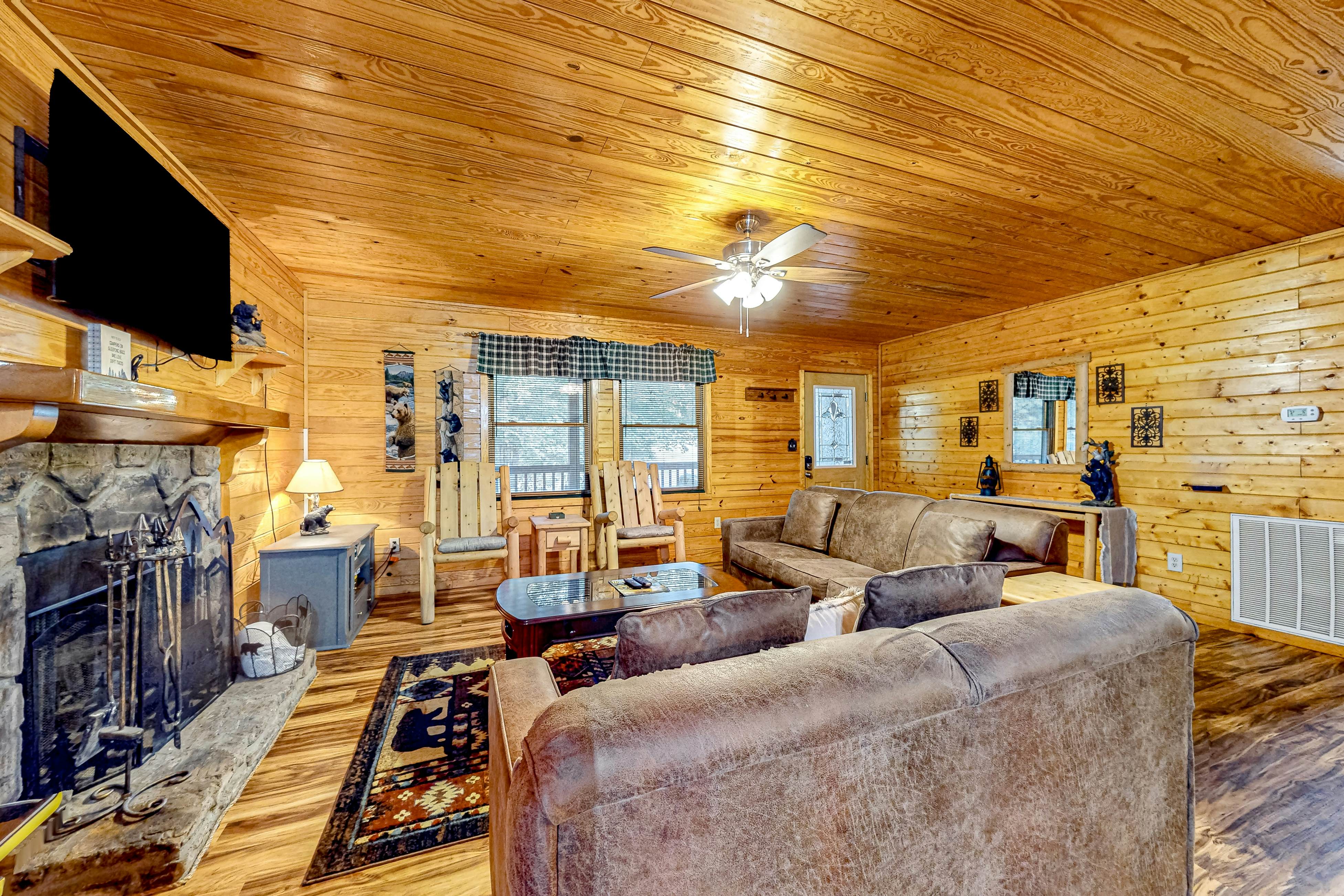 Homey Cabin W Hot Tub・2 Porches・Pool Table・Games