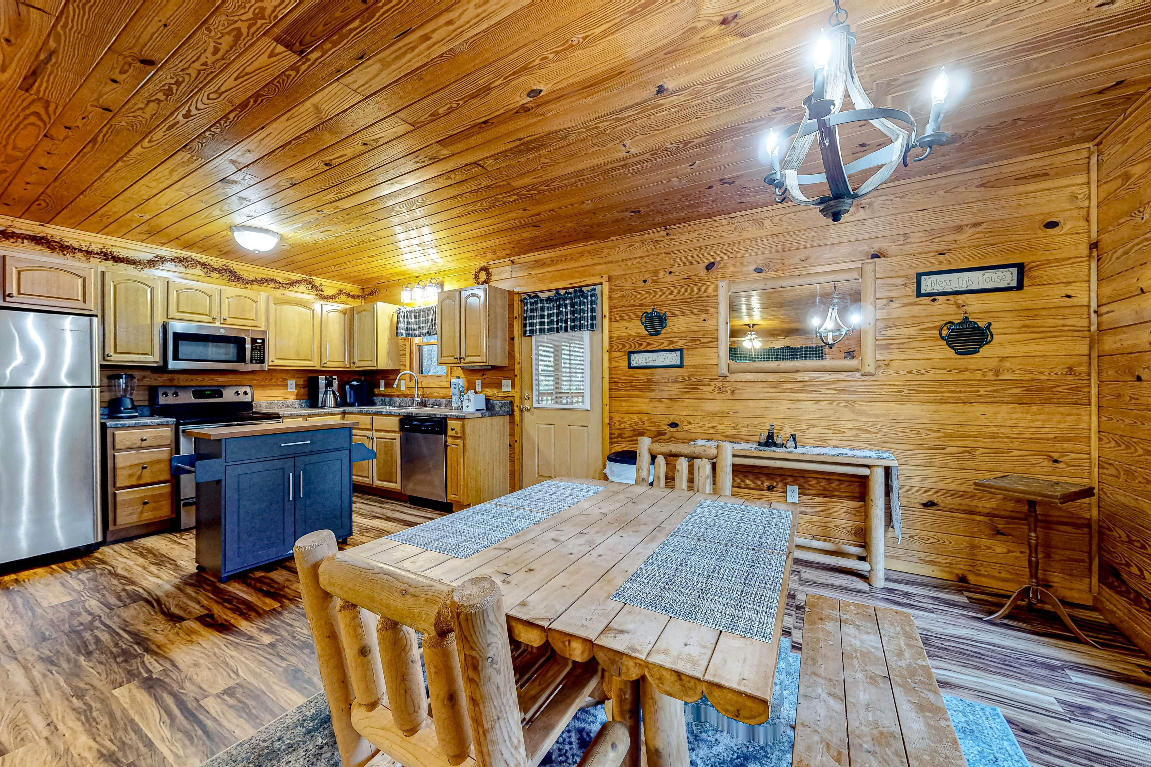 Homey Cabin W Hot Tub・2 Porches・Pool Table・Games