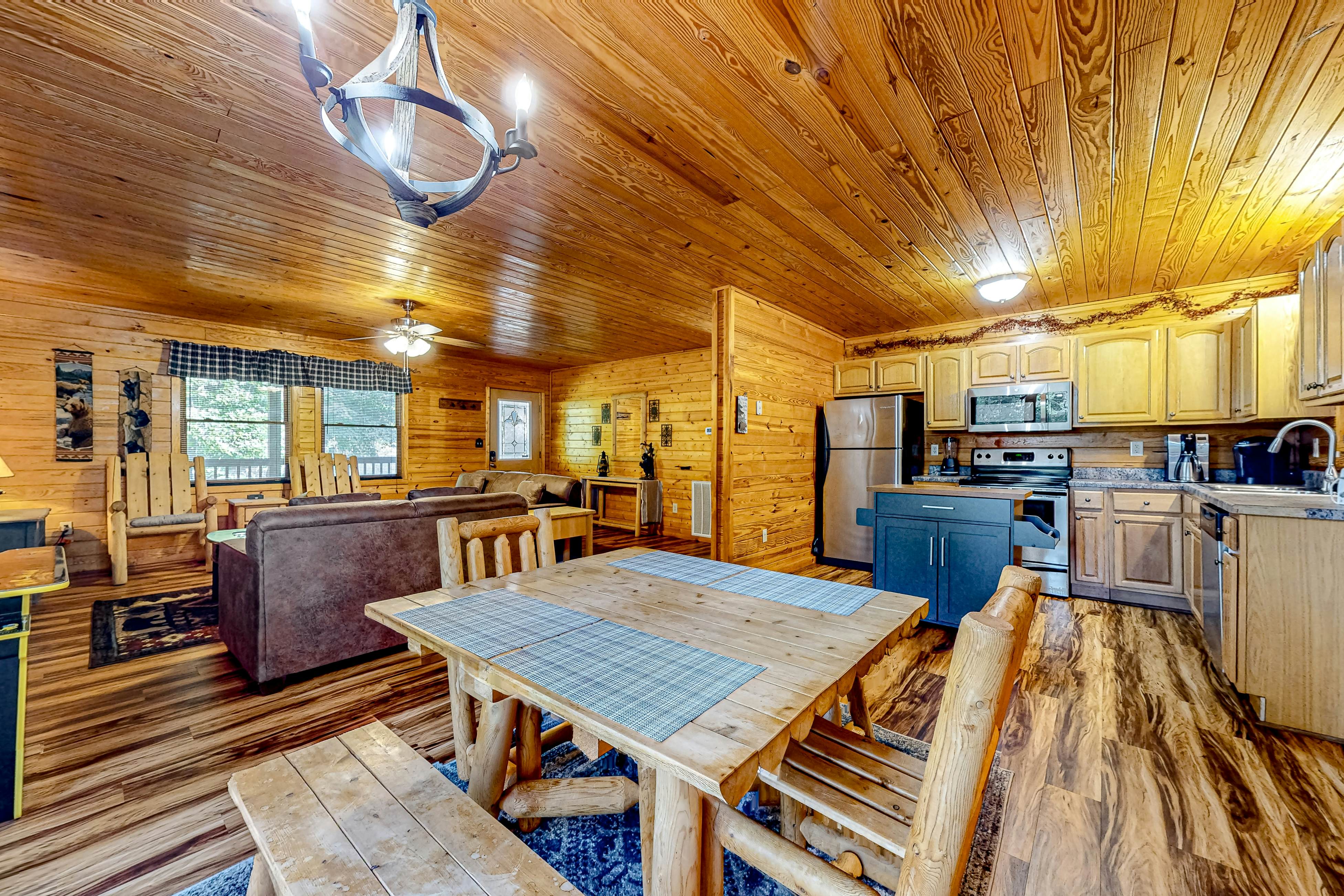 Homey Cabin W Hot Tub・2 Porches・Pool Table・Games