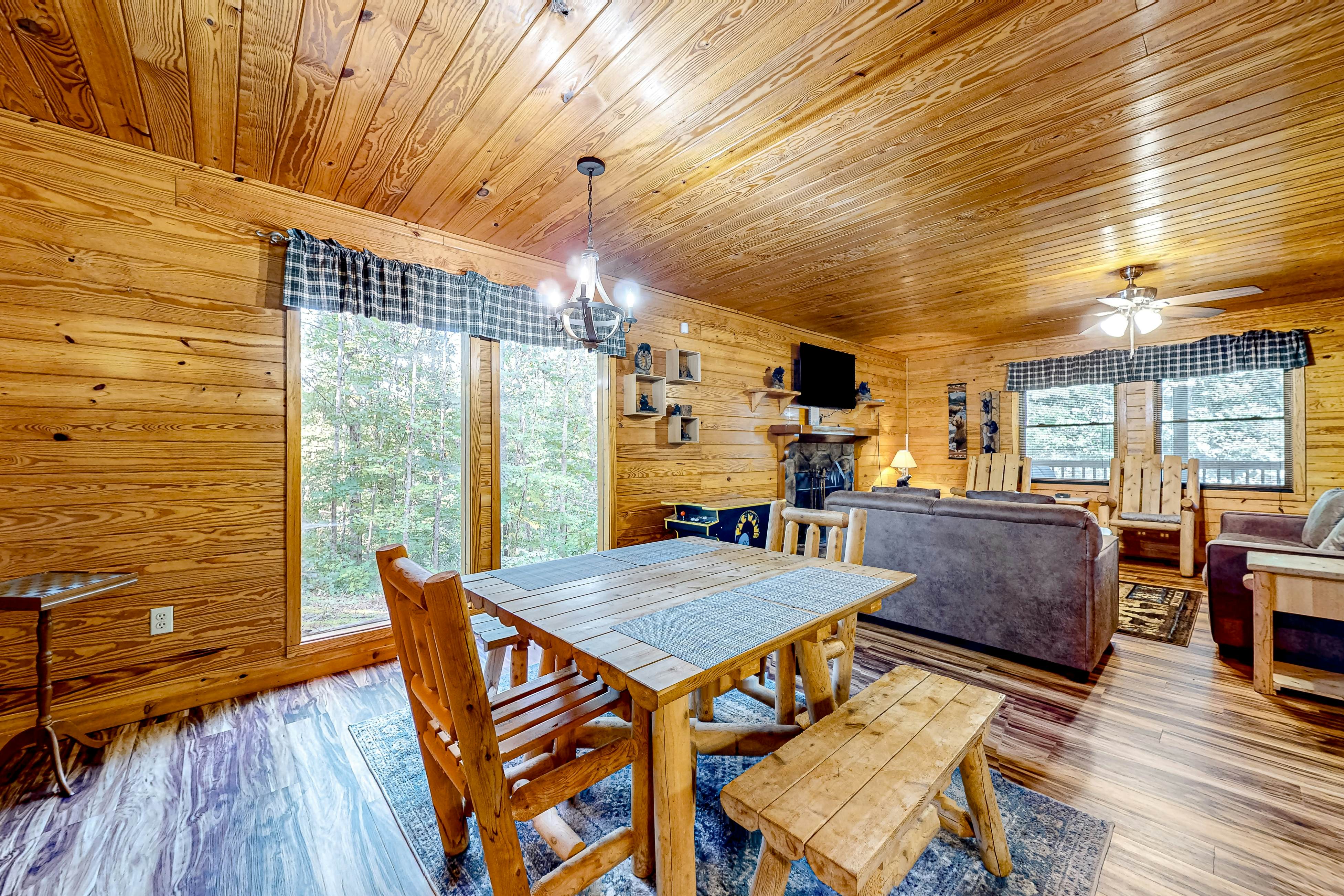 Homey Cabin W Hot Tub・2 Porches・Pool Table・Games