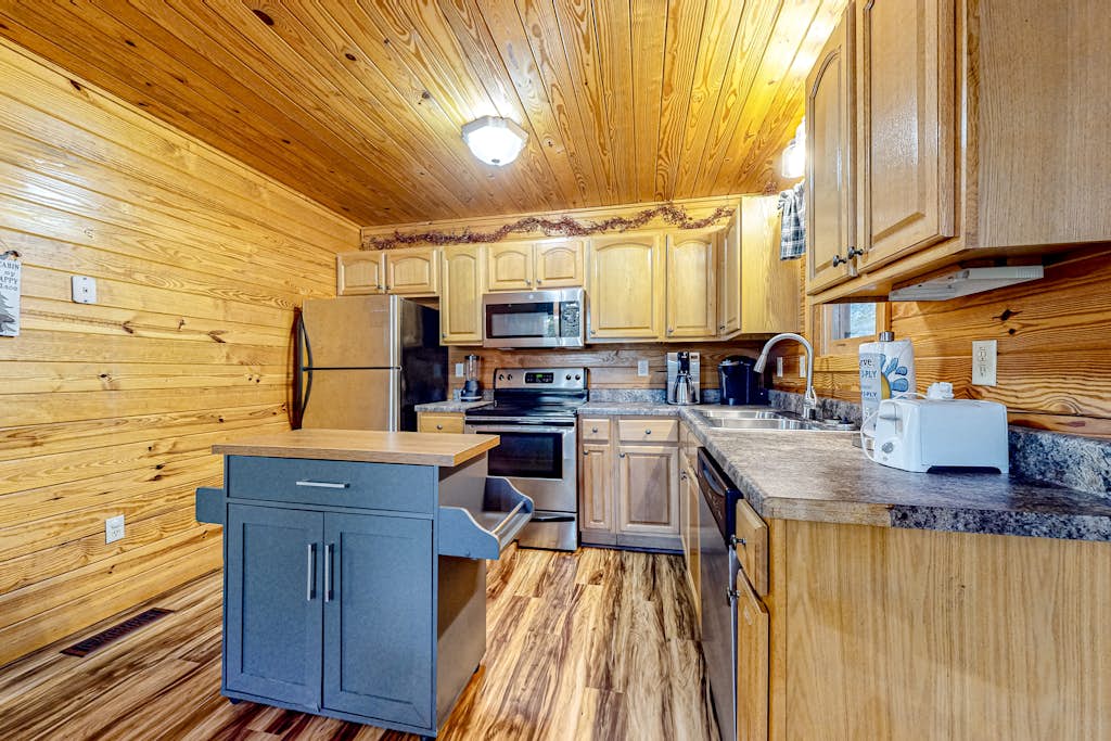 Homey Cabin W Hot Tub・2 Porches・Pool Table・Games