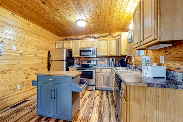 Homey Cabin W Hot Tub・2 Porches・Pool Table・Games