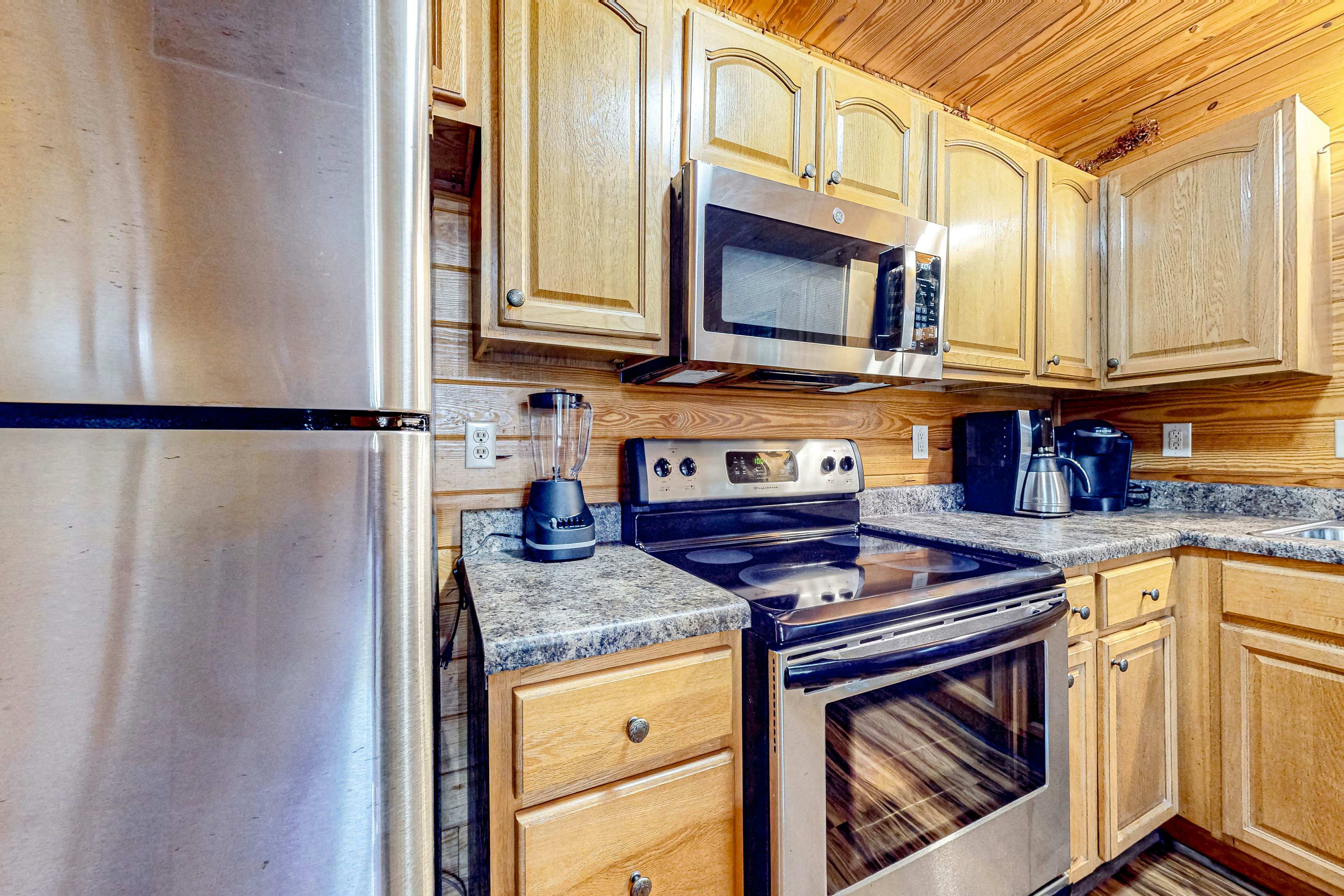 Homey Cabin W Hot Tub・2 Porches・Pool Table・Games