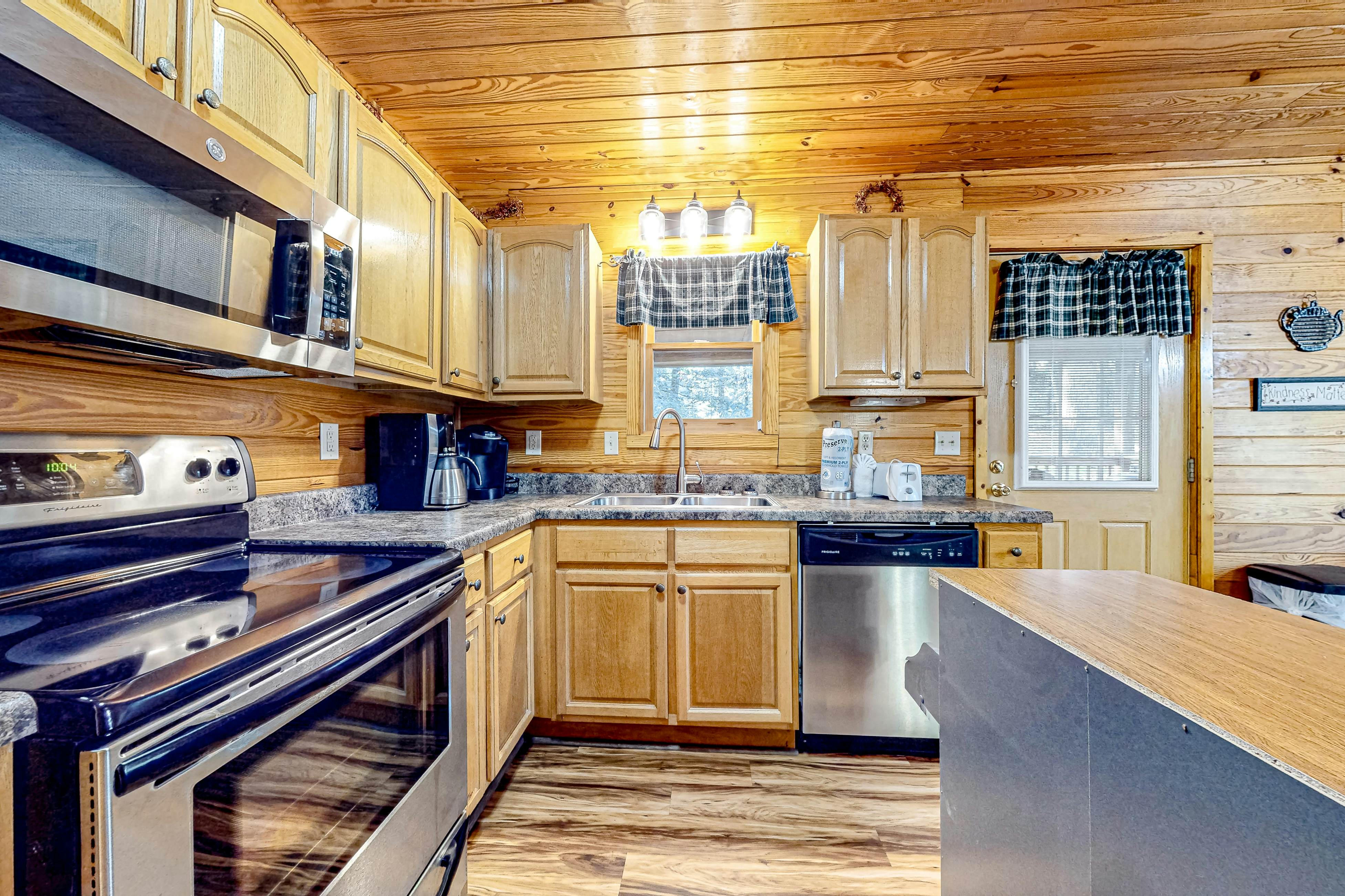 Homey Cabin W Hot Tub・2 Porches・Pool Table・Games