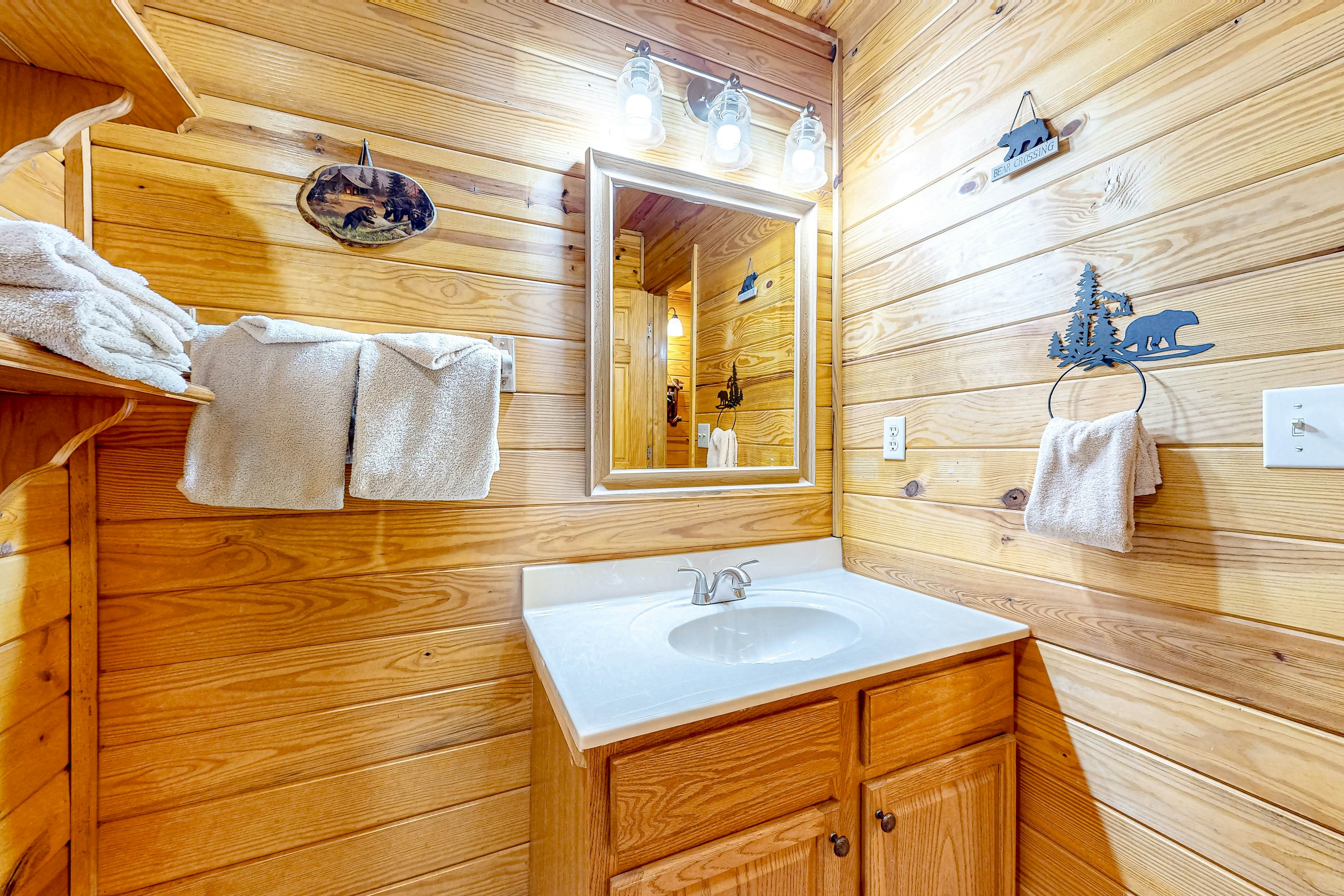 Homey Cabin W Hot Tub・2 Porches・Pool Table・Games