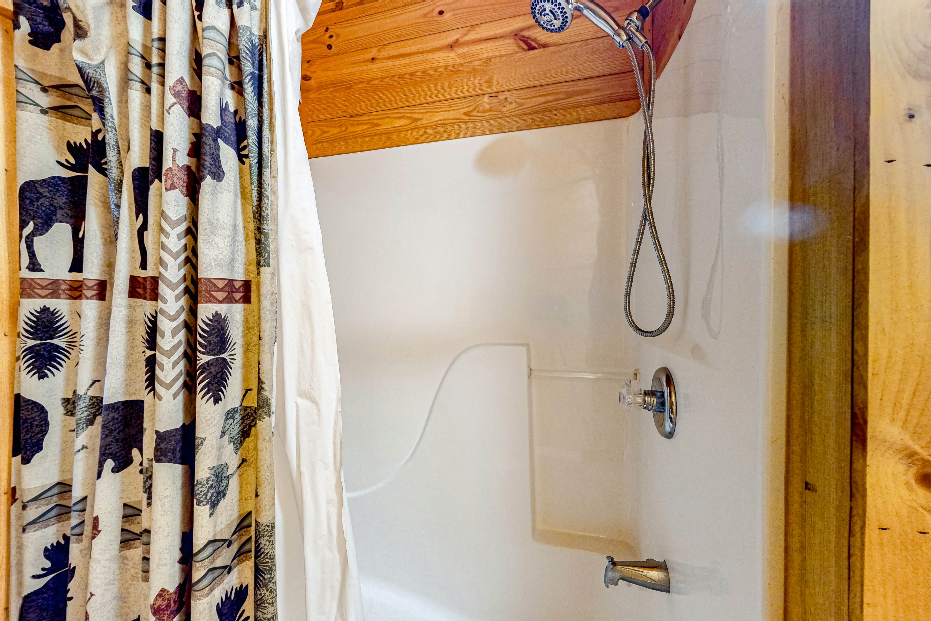 Homey Cabin W Hot Tub・2 Porches・Pool Table・Games