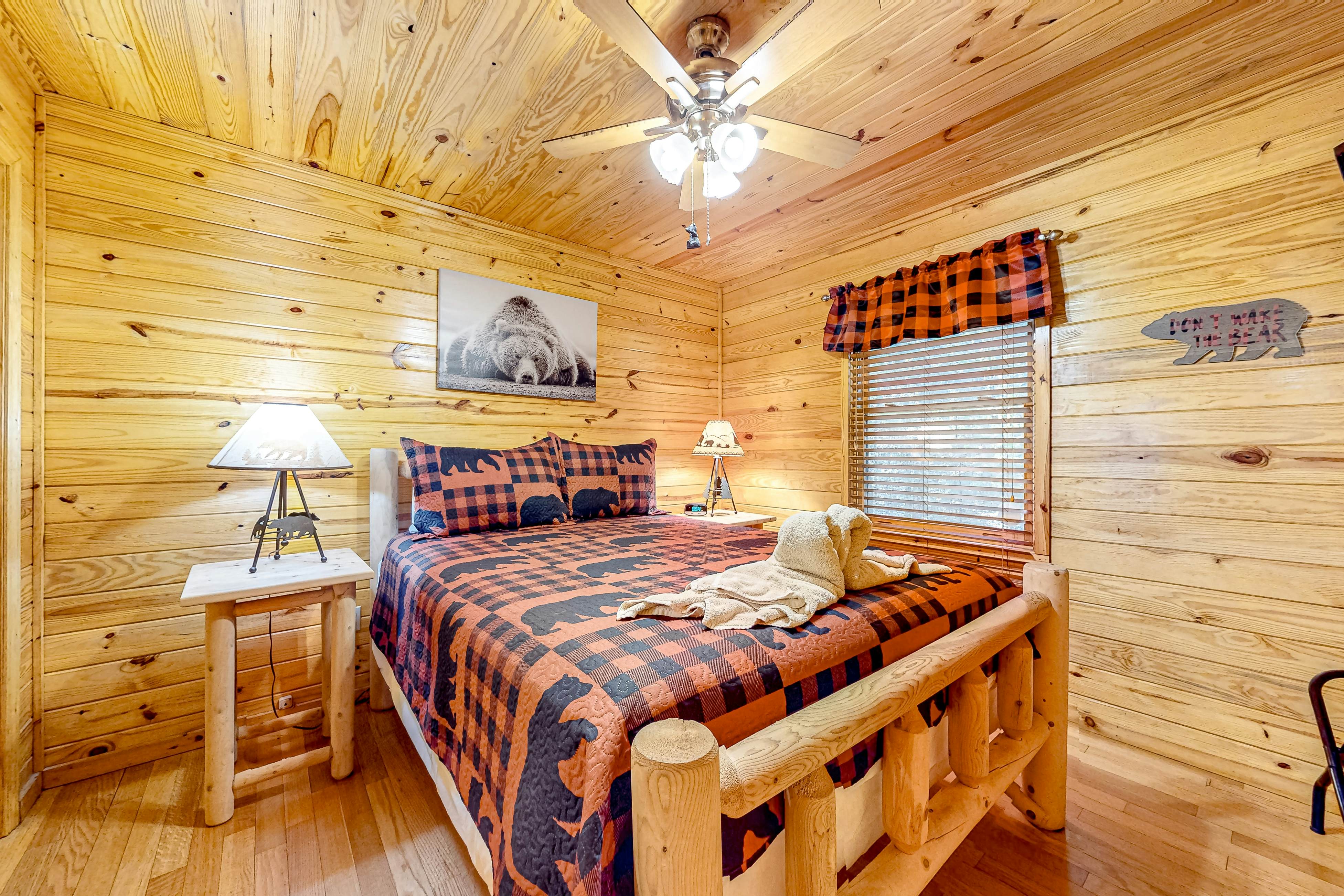 Homey Cabin W Hot Tub・2 Porches・Pool Table・Games