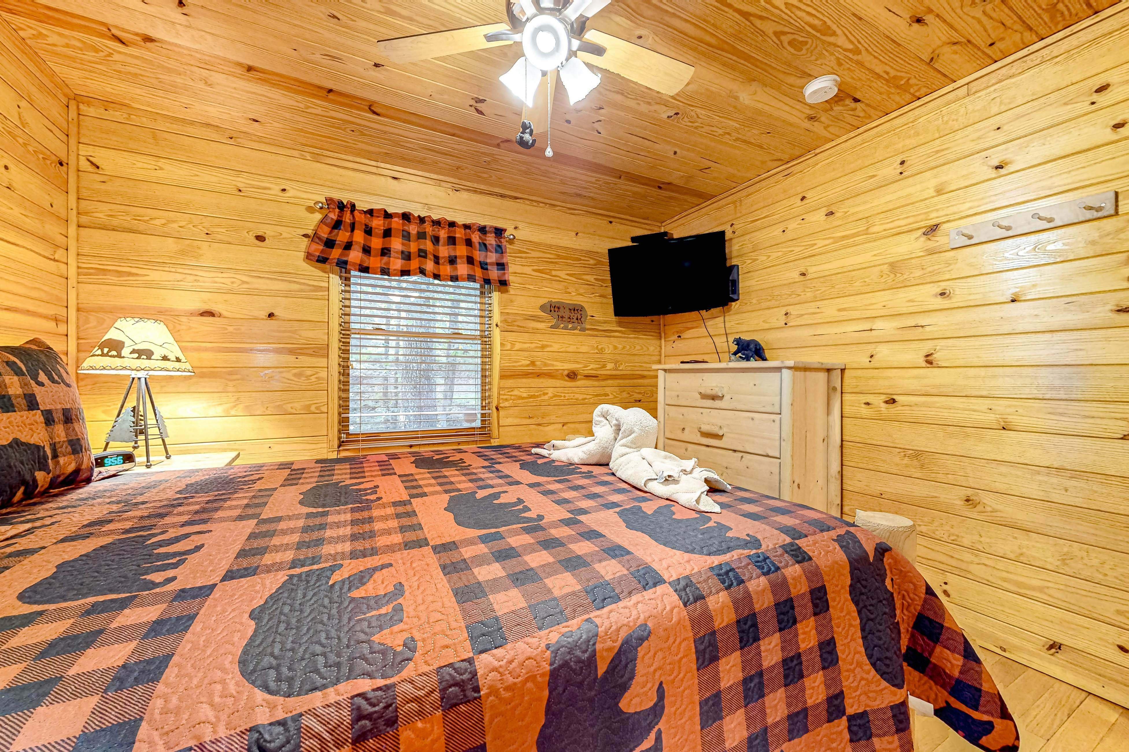 Homey Cabin W Hot Tub・2 Porches・Pool Table・Games