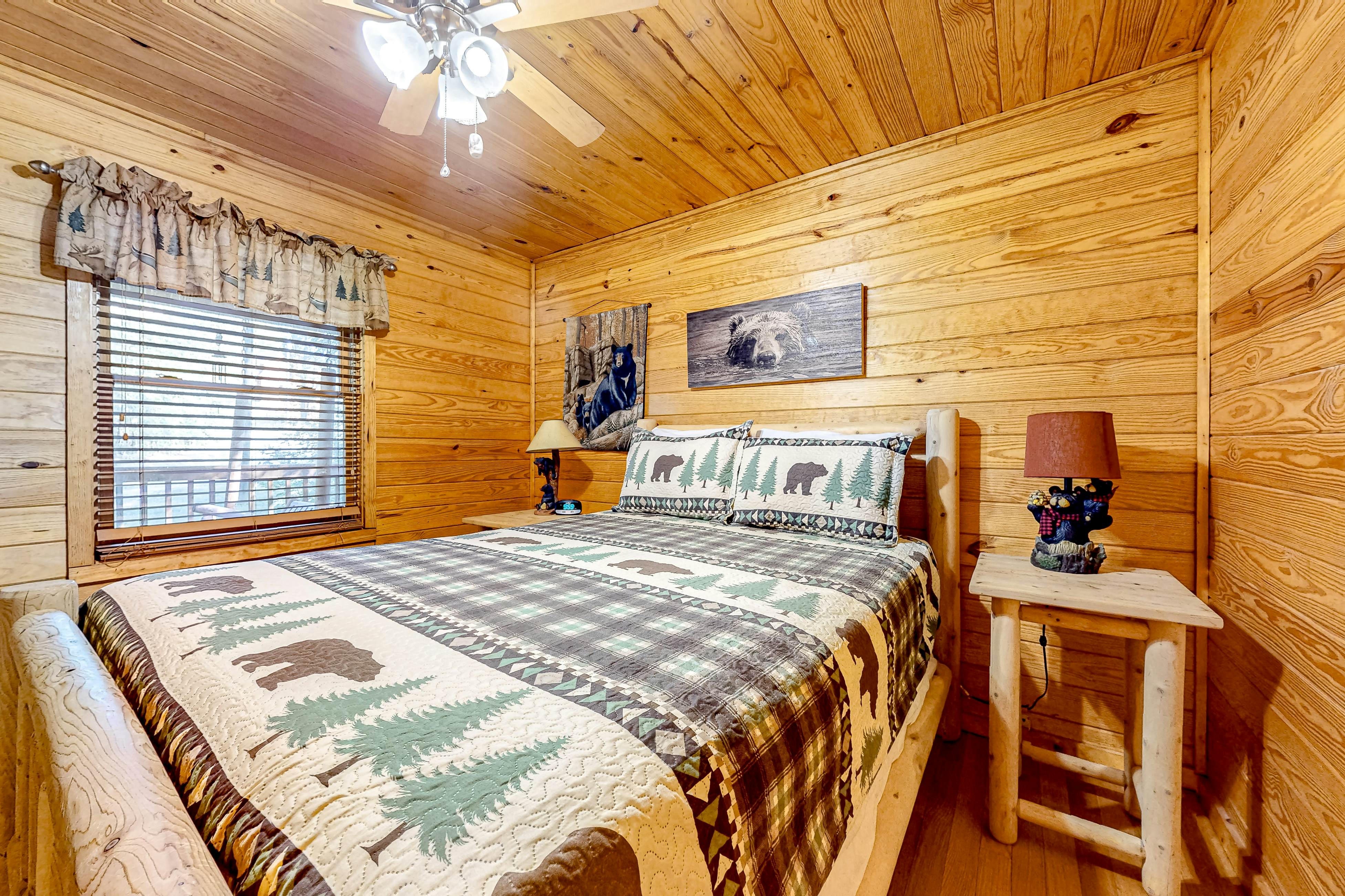 Homey Cabin W Hot Tub・2 Porches・Pool Table・Games