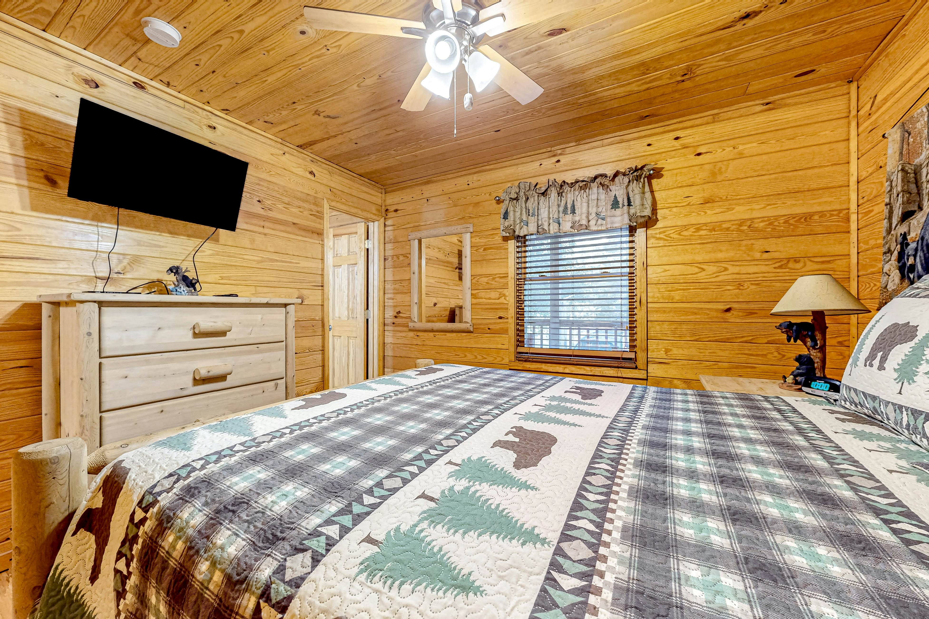 Homey Cabin W Hot Tub・2 Porches・Pool Table・Games