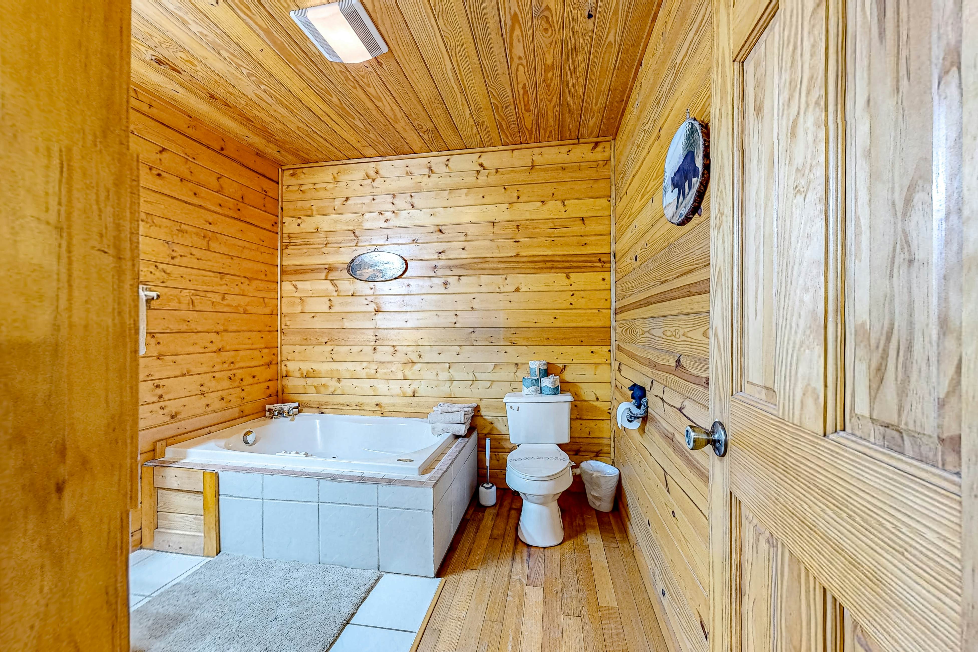 Homey Cabin W Hot Tub・2 Porches・Pool Table・Games