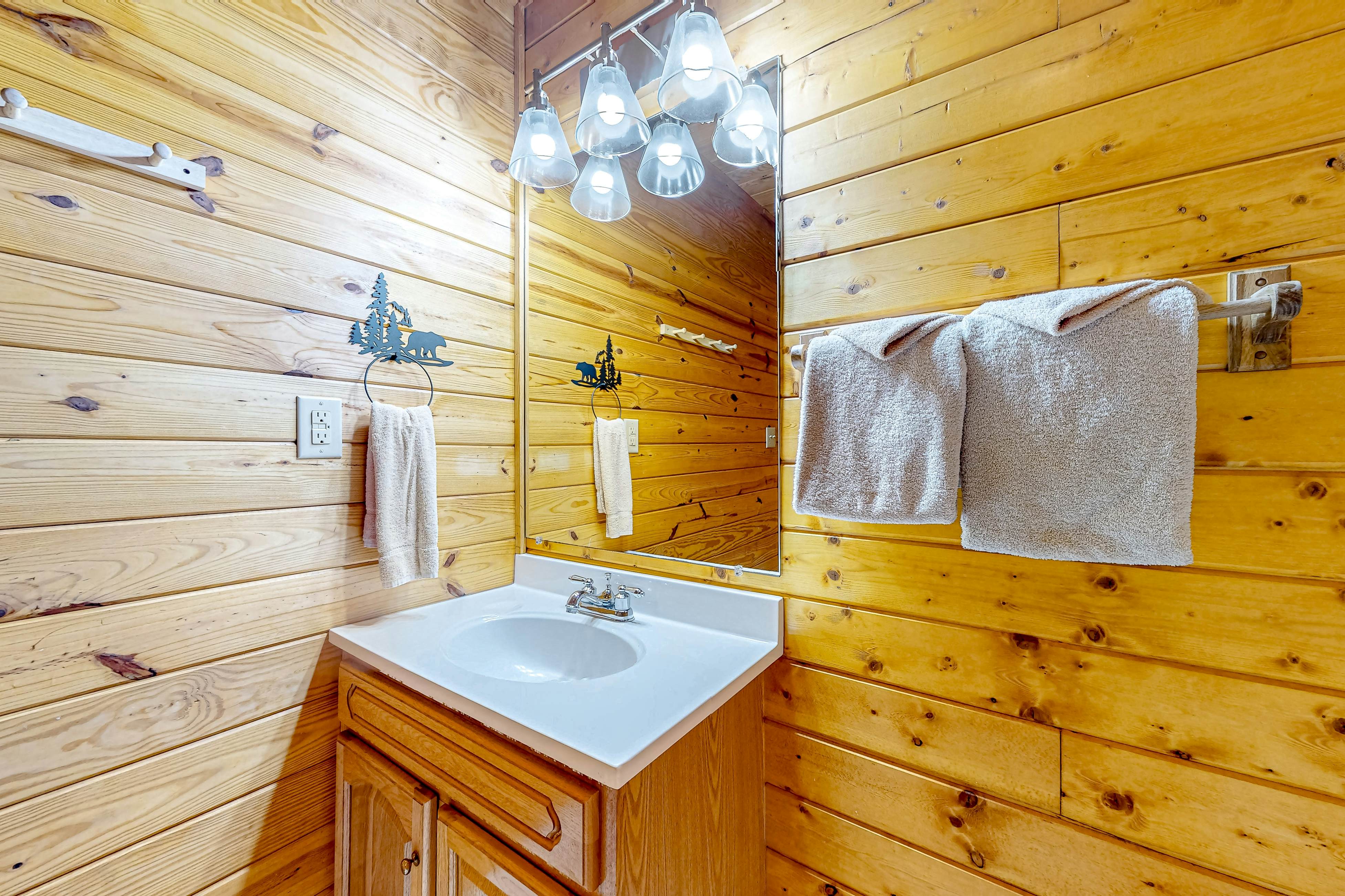 Homey Cabin W Hot Tub・2 Porches・Pool Table・Games