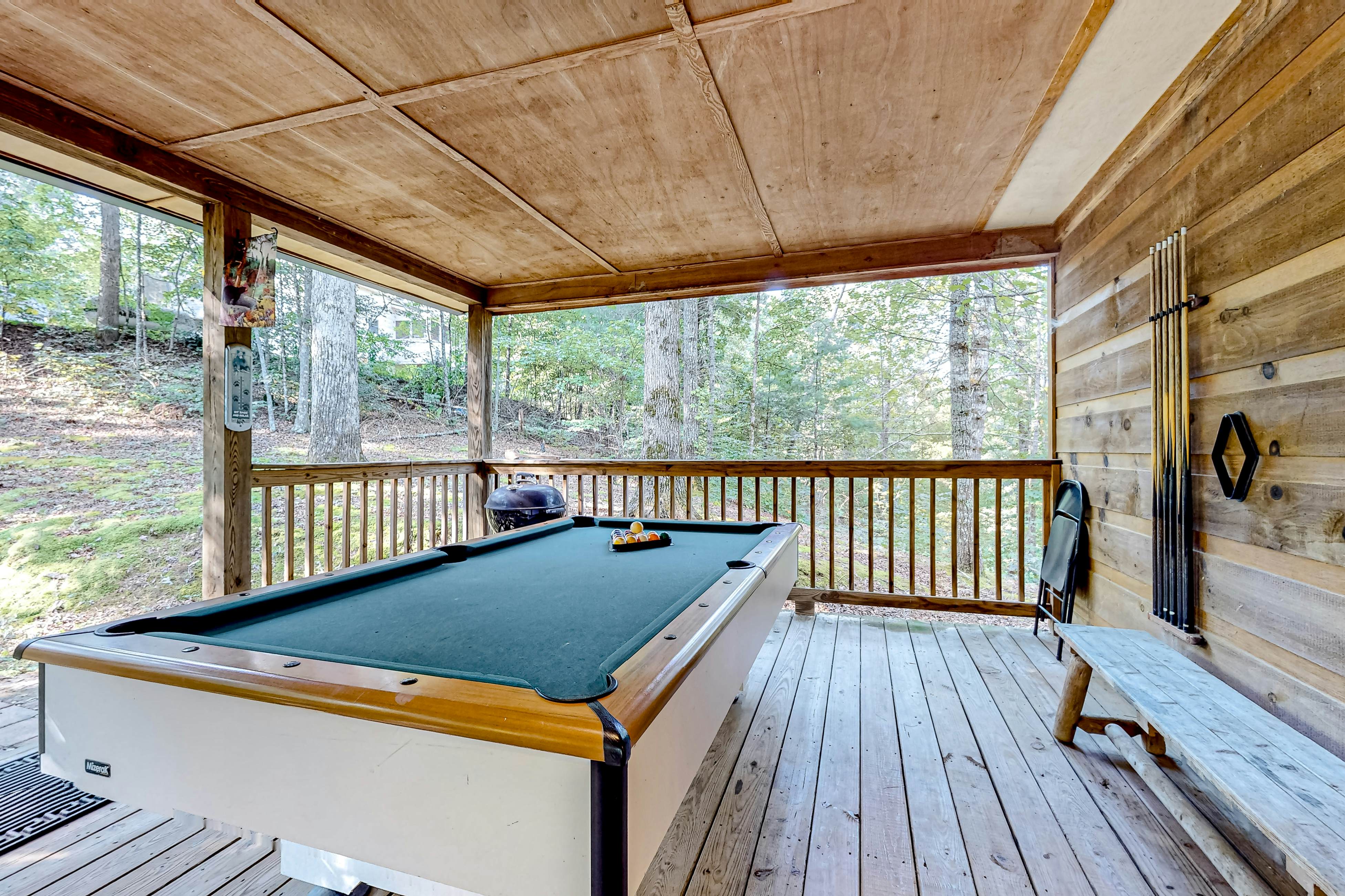 Homey Cabin W Hot Tub・2 Porches・Pool Table・Games
