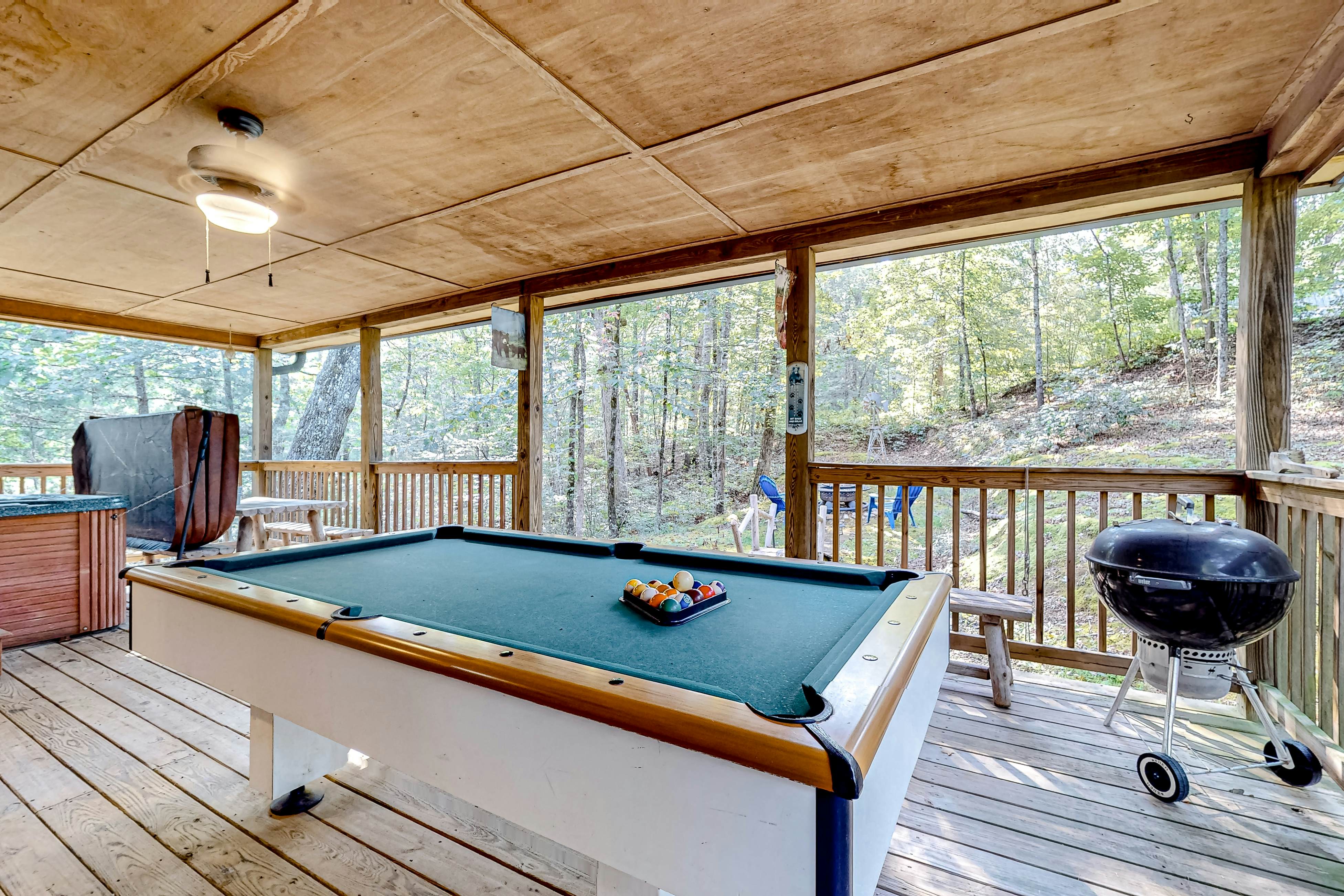 Homey Cabin W Hot Tub・2 Porches・Pool Table・Games