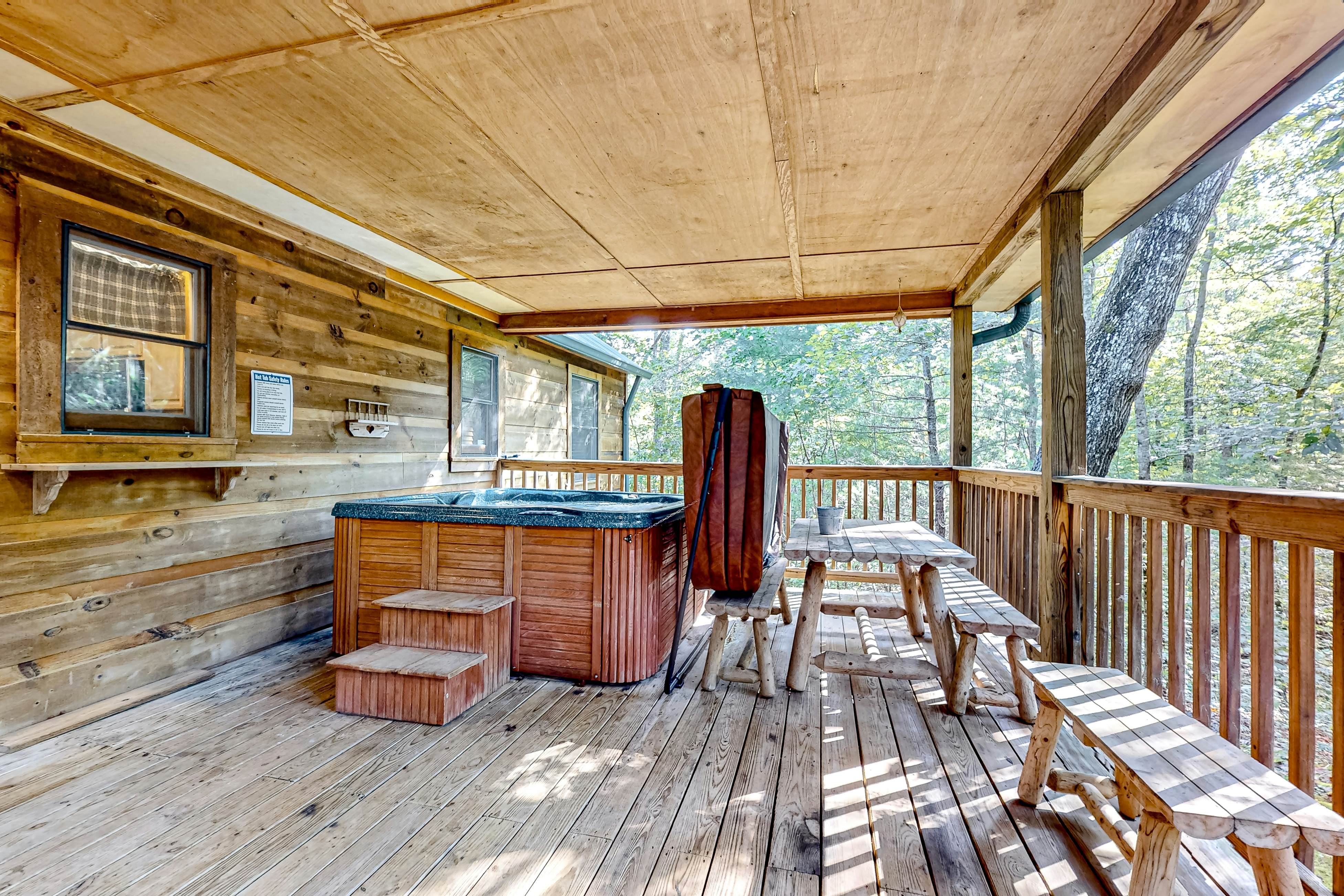 Homey Cabin W Hot Tub・2 Porches・Pool Table・Games
