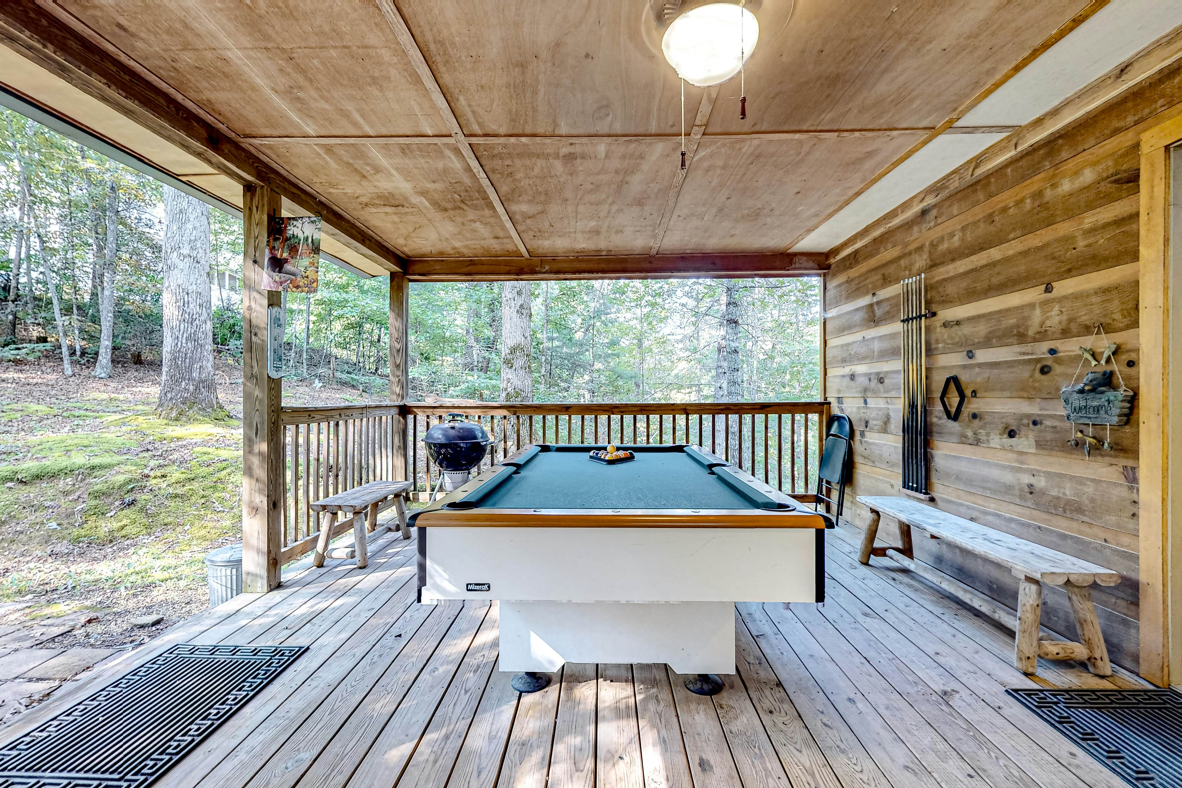 Homey Cabin W Hot Tub・2 Porches・Pool Table・Games