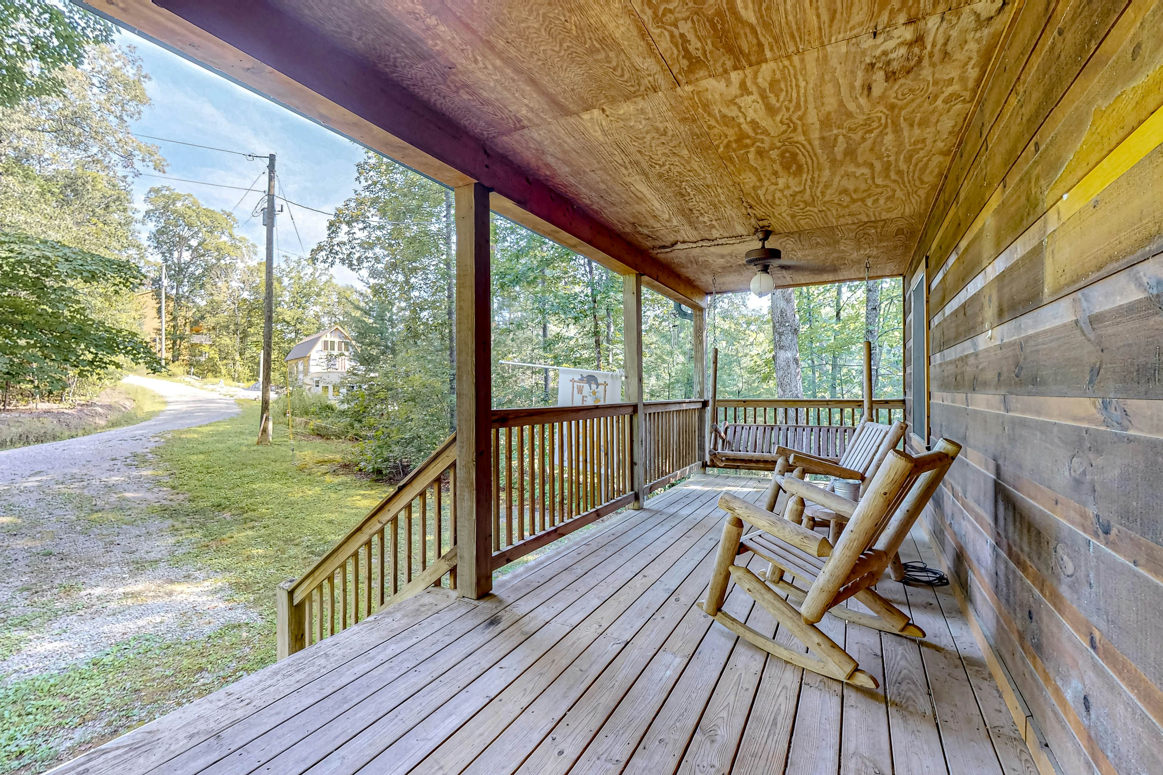 Homey Cabin W Hot Tub・2 Porches・Pool Table・Games