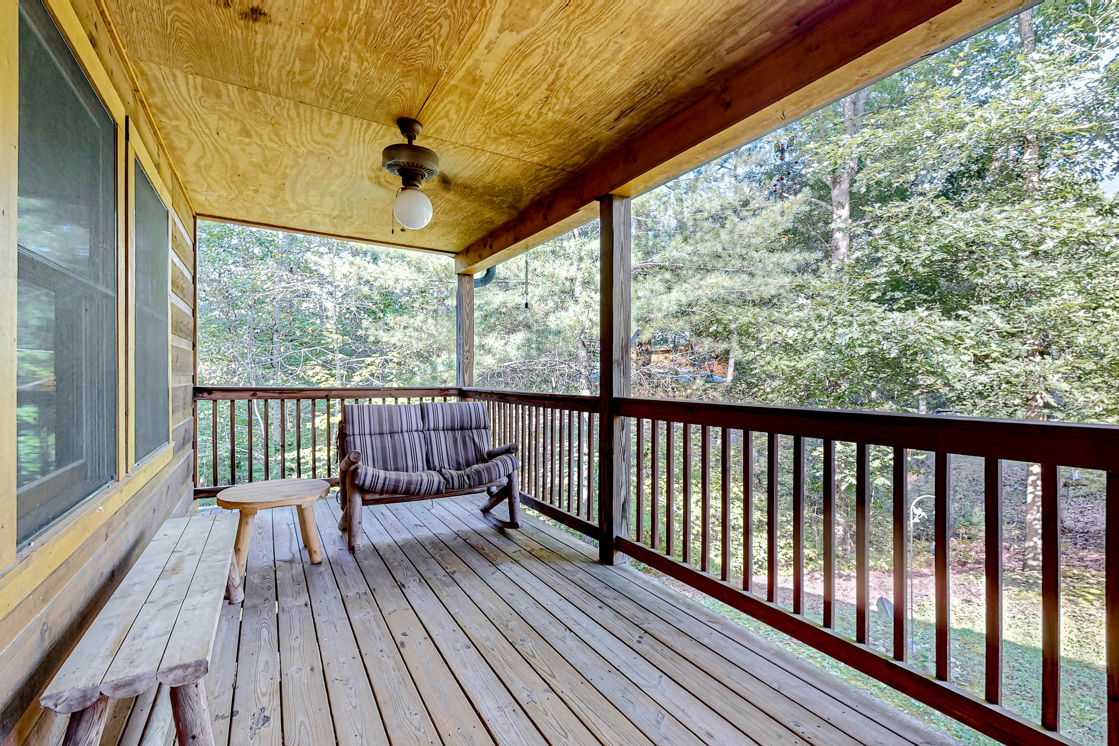 Homey Cabin W Hot Tub・2 Porches・Pool Table・Games