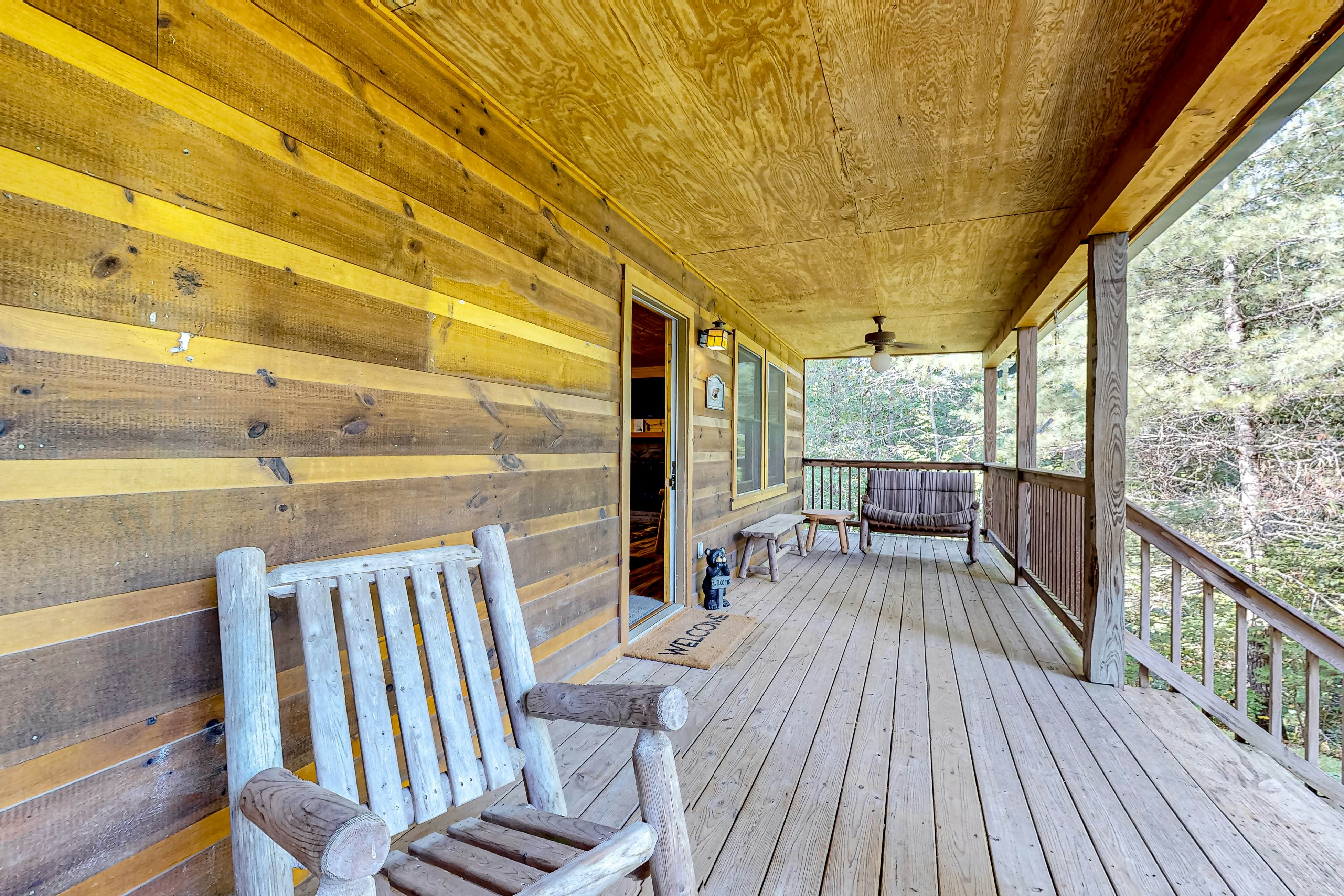 Homey Cabin W Hot Tub・2 Porches・Pool Table・Games