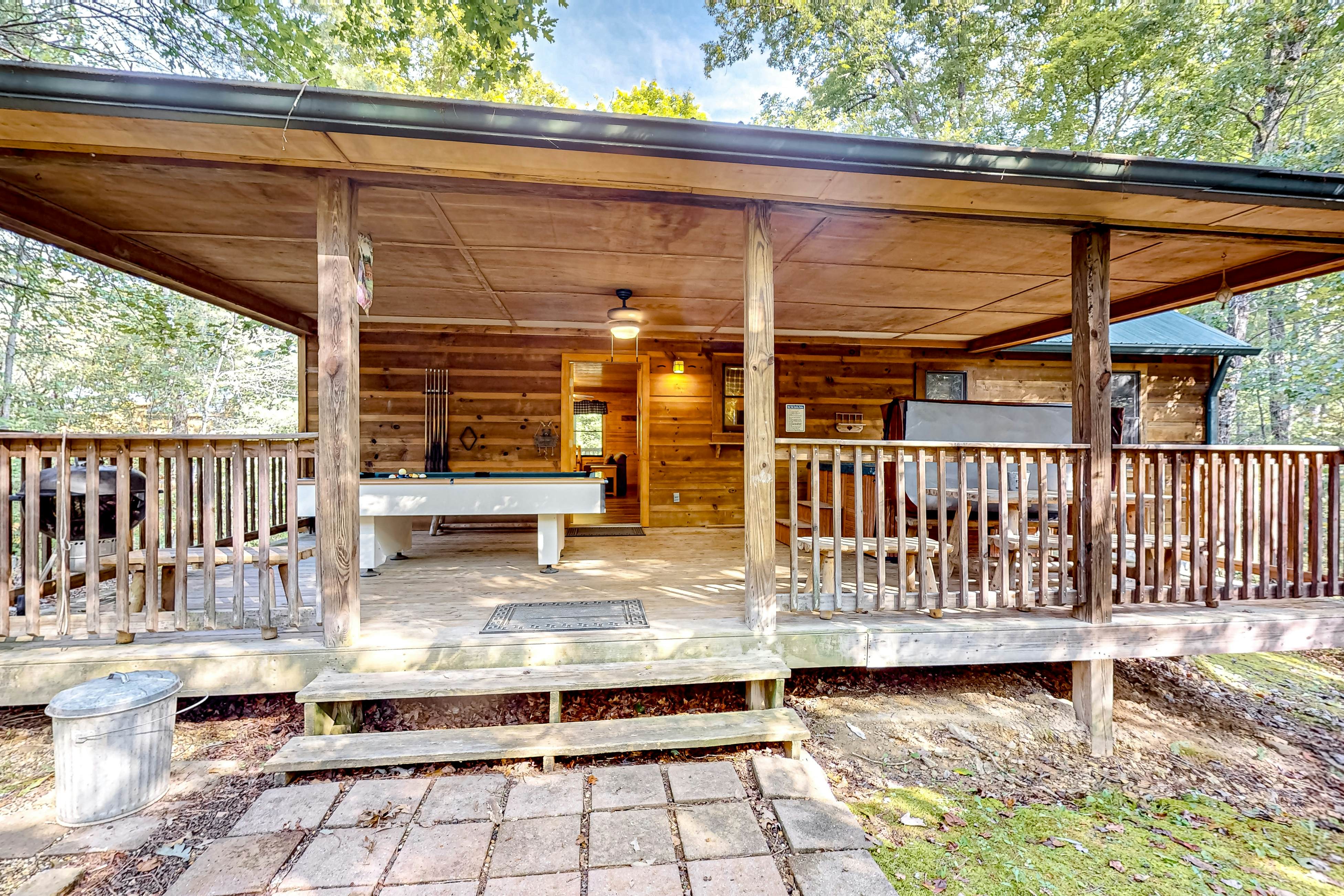 Homey Cabin W Hot Tub・2 Porches・Pool Table・Games
