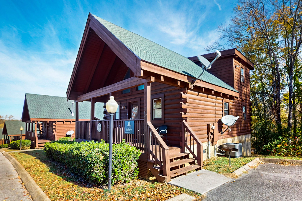 Adorable log cabin with front-back deck, hot tub, & Free Attraction Tickets