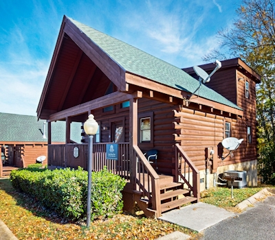 Adorable log cabin with front-back deck, hot tub, & Free Attraction Tickets
