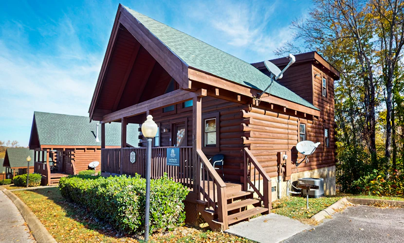 Adorable log cabin with front-back deck, hot tub, & Free Attraction Tickets