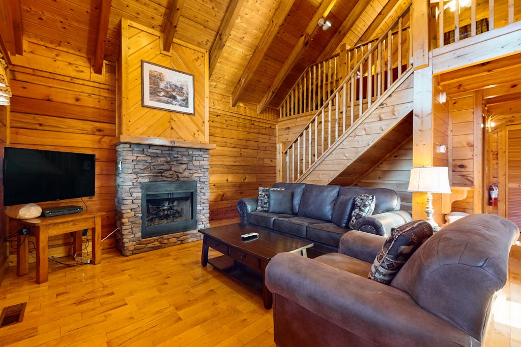 Adorable log cabin with front-back deck, hot tub, & Free Attraction Tickets