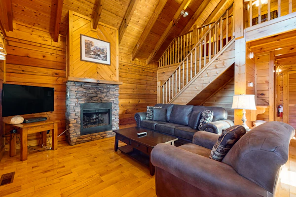 Adorable log cabin with front-back deck, hot tub, & Free Attraction Tickets