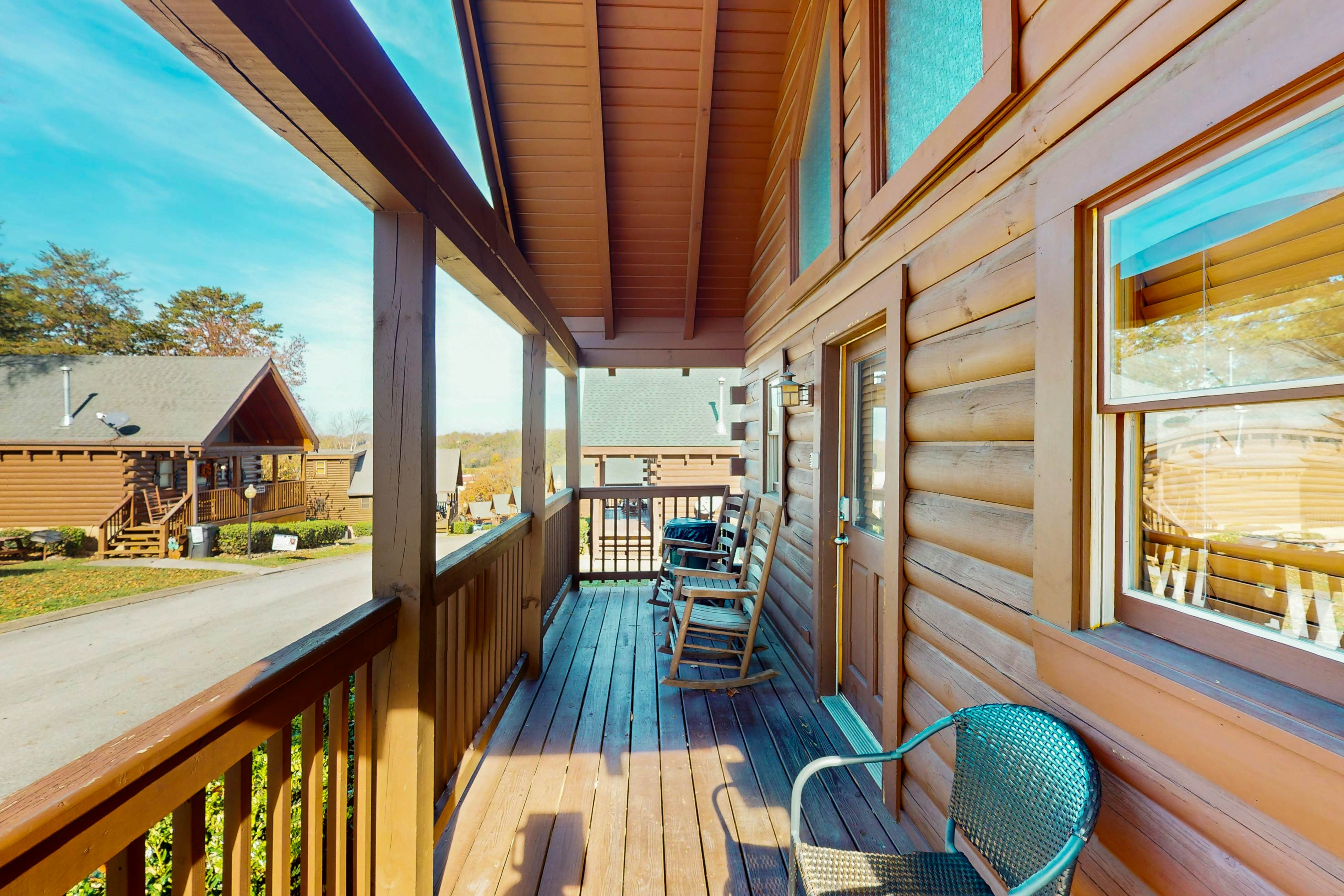 Adorable log cabin with front/back deck, hot tub, & Free Attraction Tickets