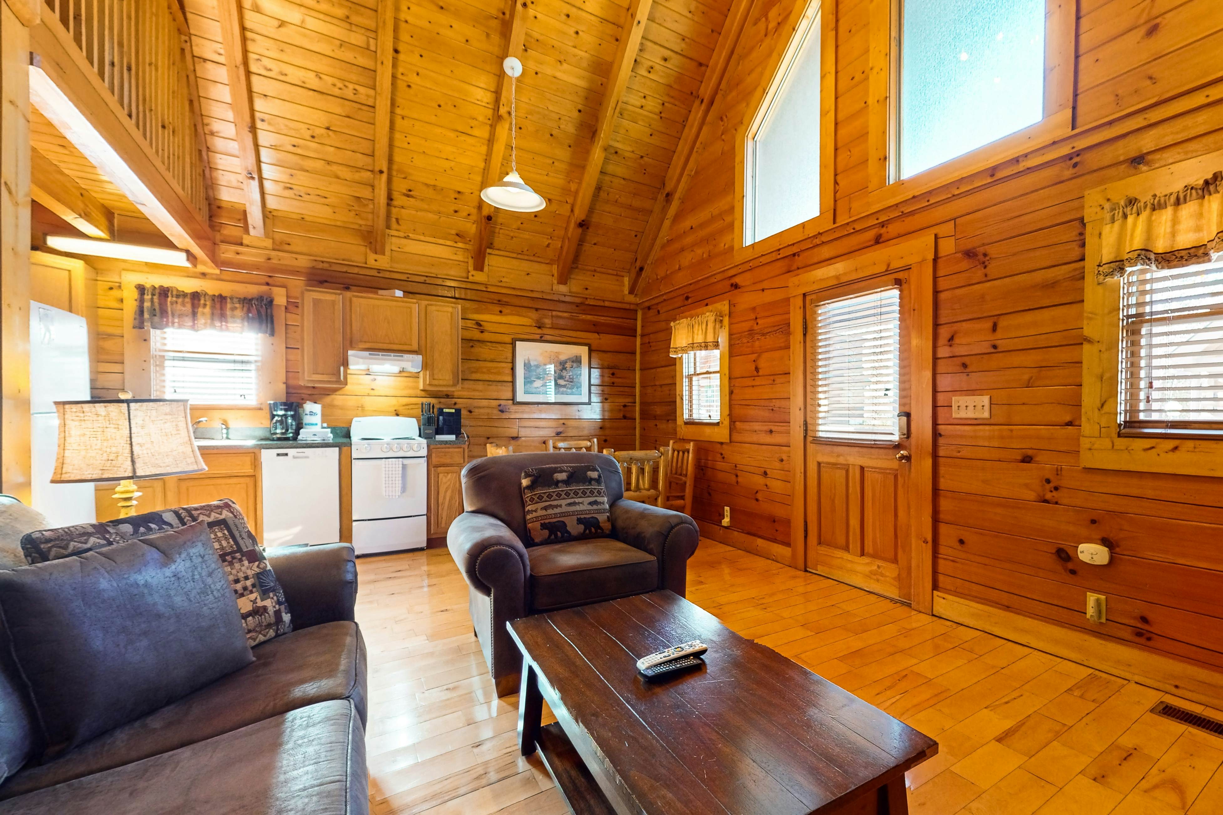 Adorable log cabin with front/back deck, hot tub, & Free Attraction Tickets