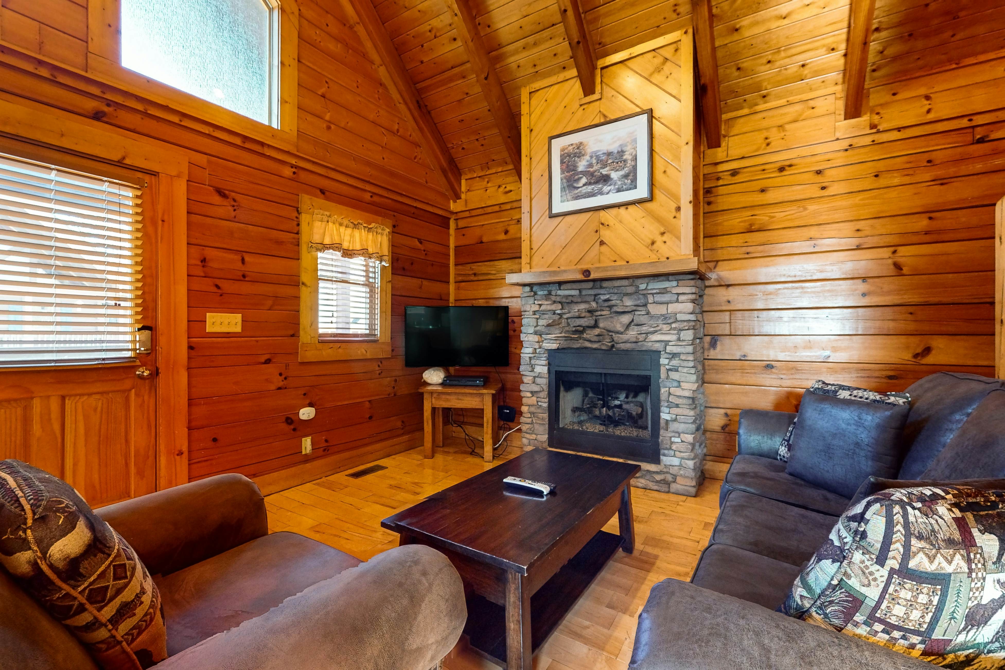 Adorable log cabin with front/back deck, hot tub, & Free Attraction Tickets