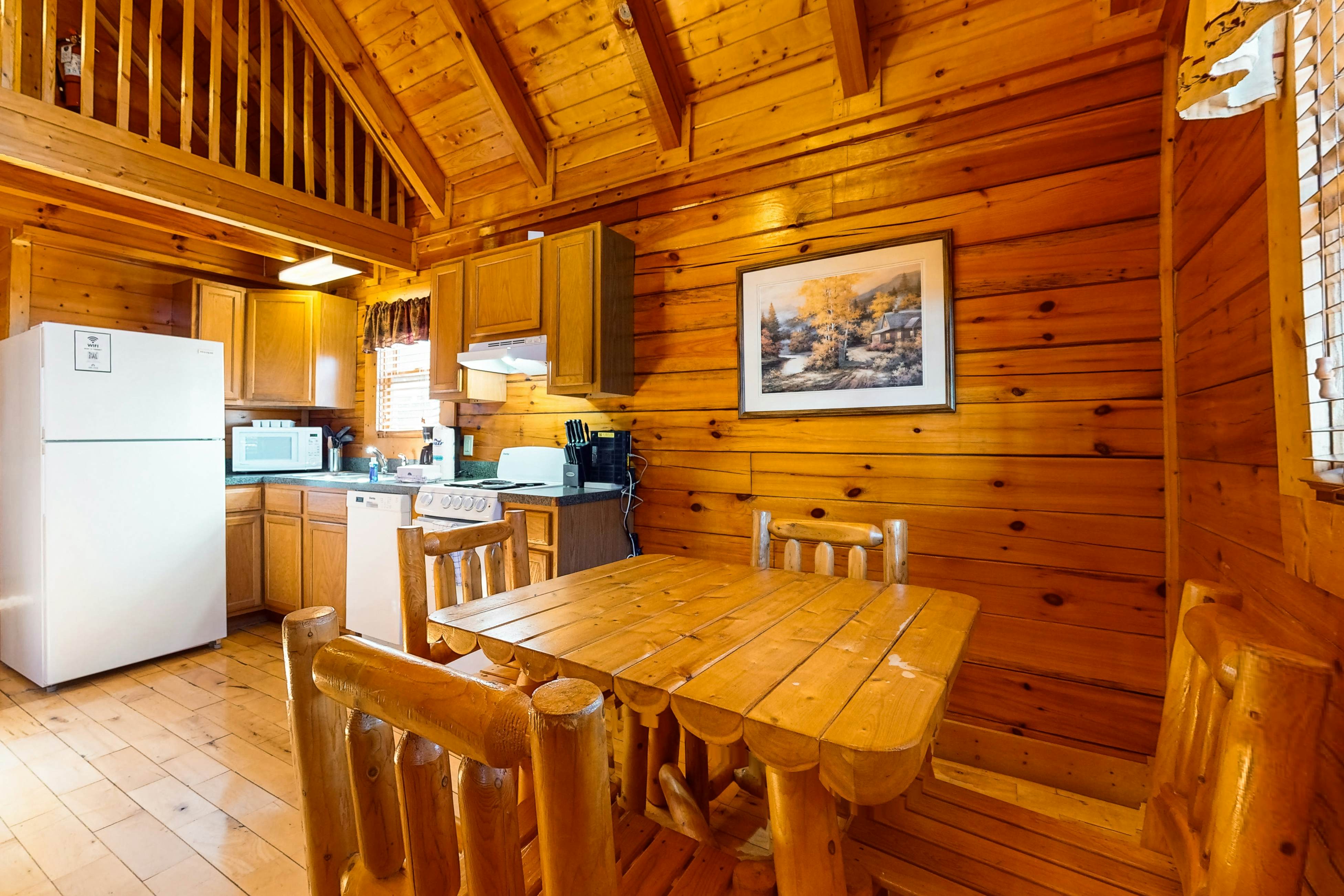 Adorable log cabin with front/back deck, hot tub, & Free Attraction Tickets