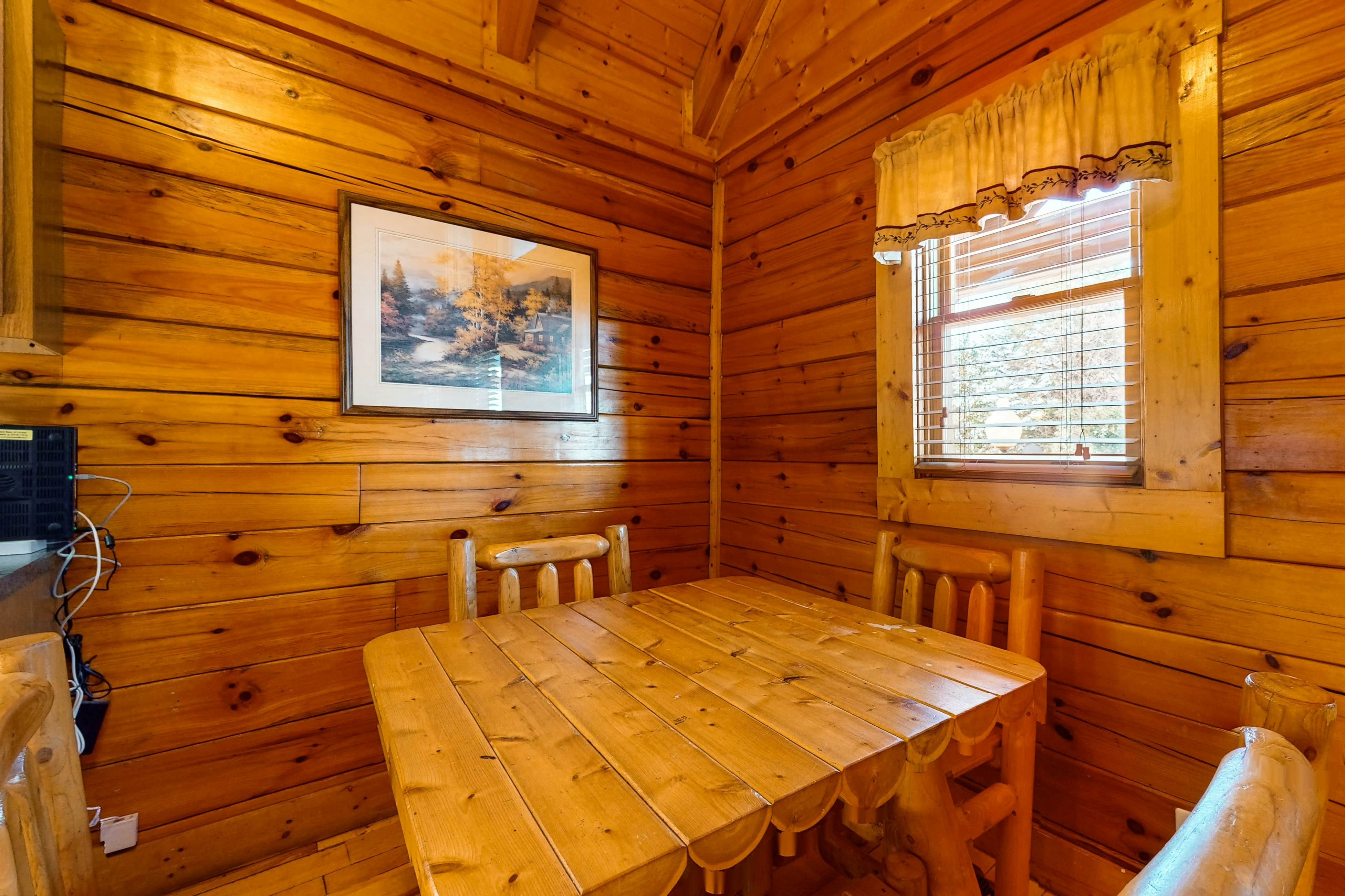 Adorable log cabin with front/back deck, hot tub, & Free Attraction Tickets