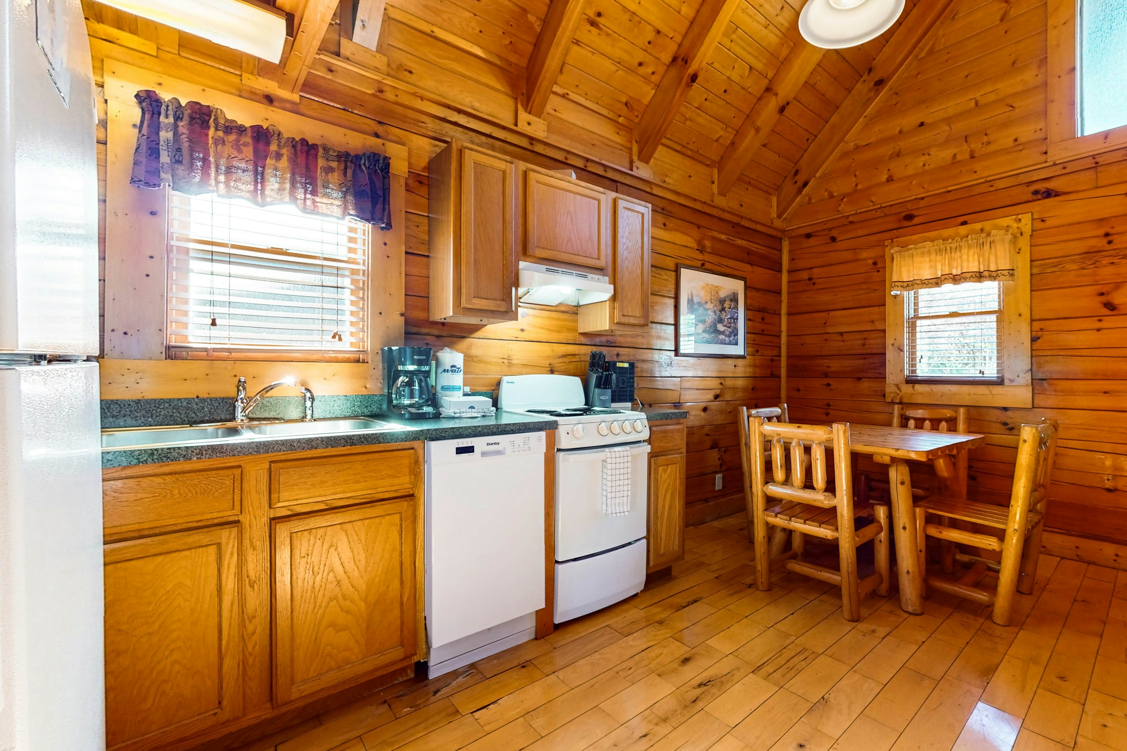 Adorable log cabin with front/back deck, hot tub, & Free Attraction Tickets