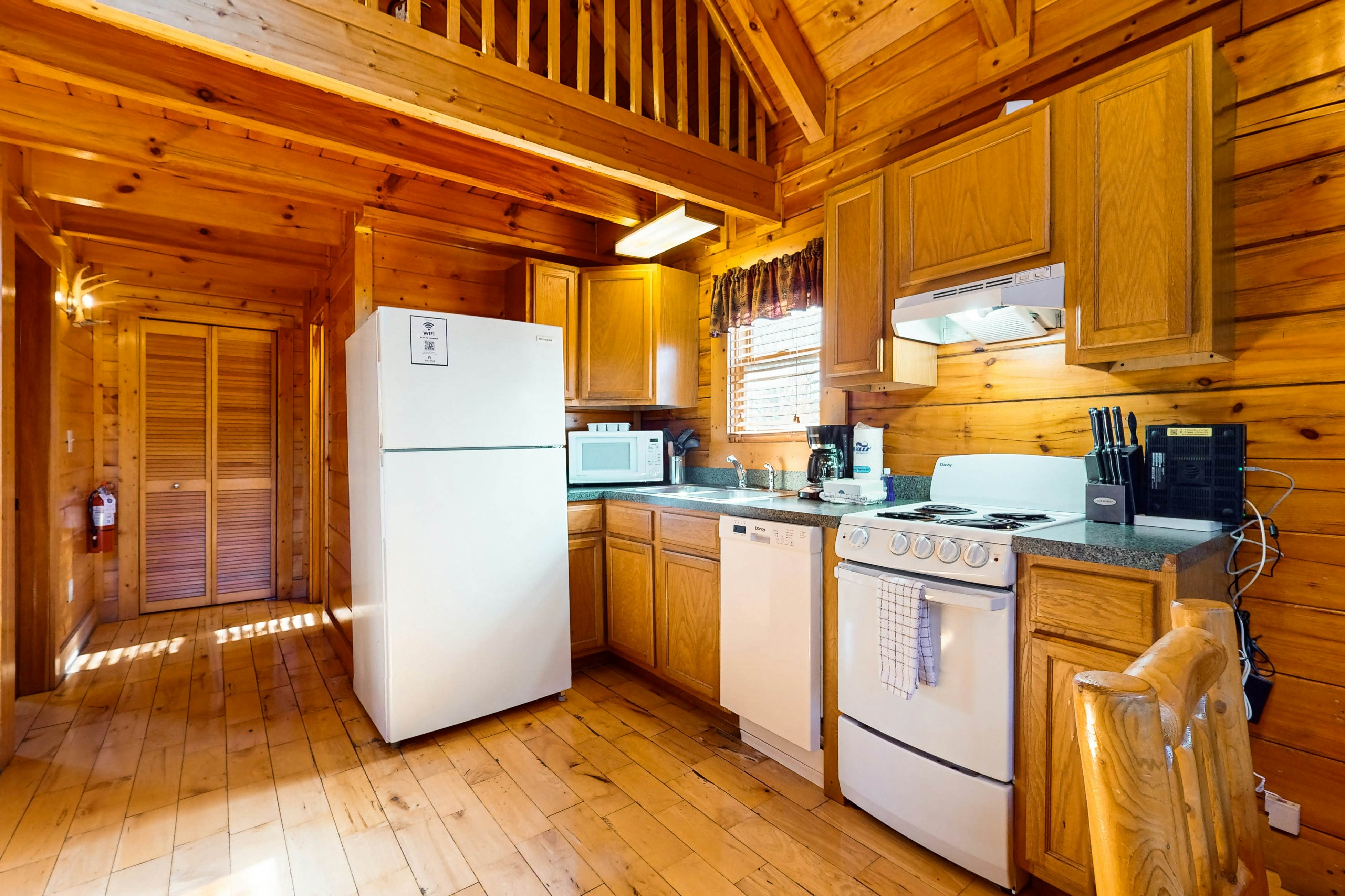 Adorable log cabin with front/back deck, hot tub, & Free Attraction Tickets