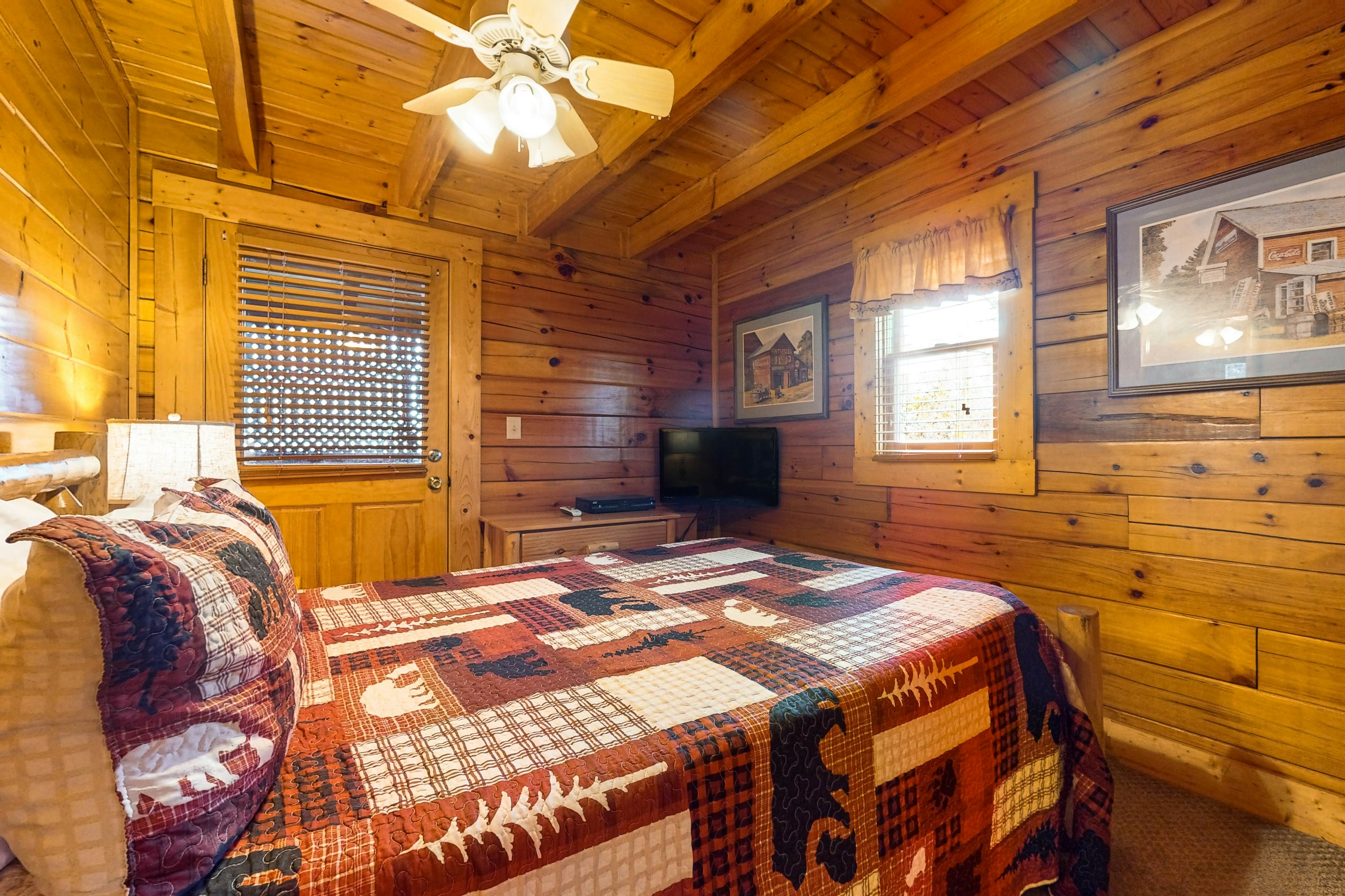 Adorable log cabin with front/back deck, hot tub, & Free Attraction Tickets
