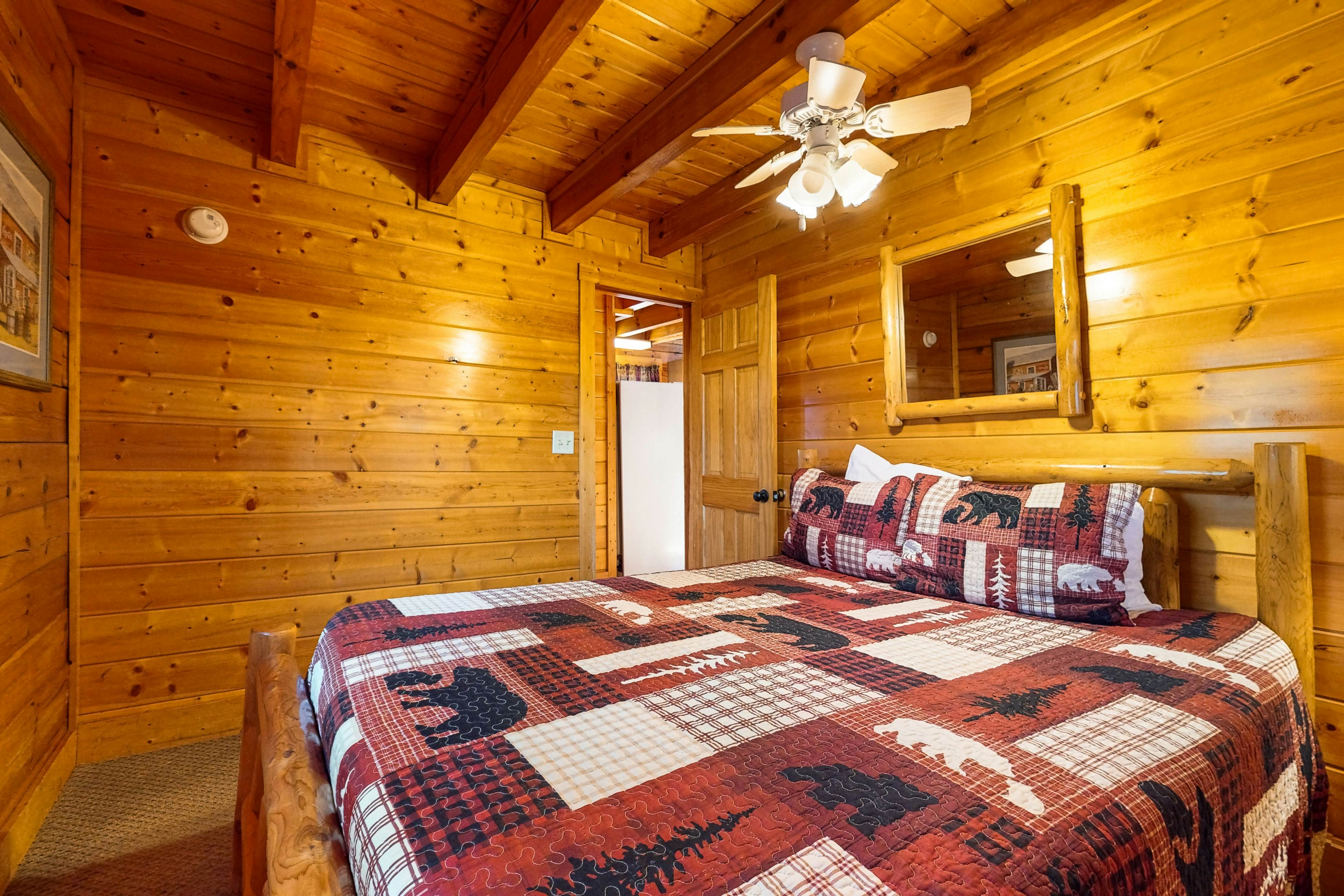 Adorable log cabin with front/back deck, hot tub, & Free Attraction Tickets