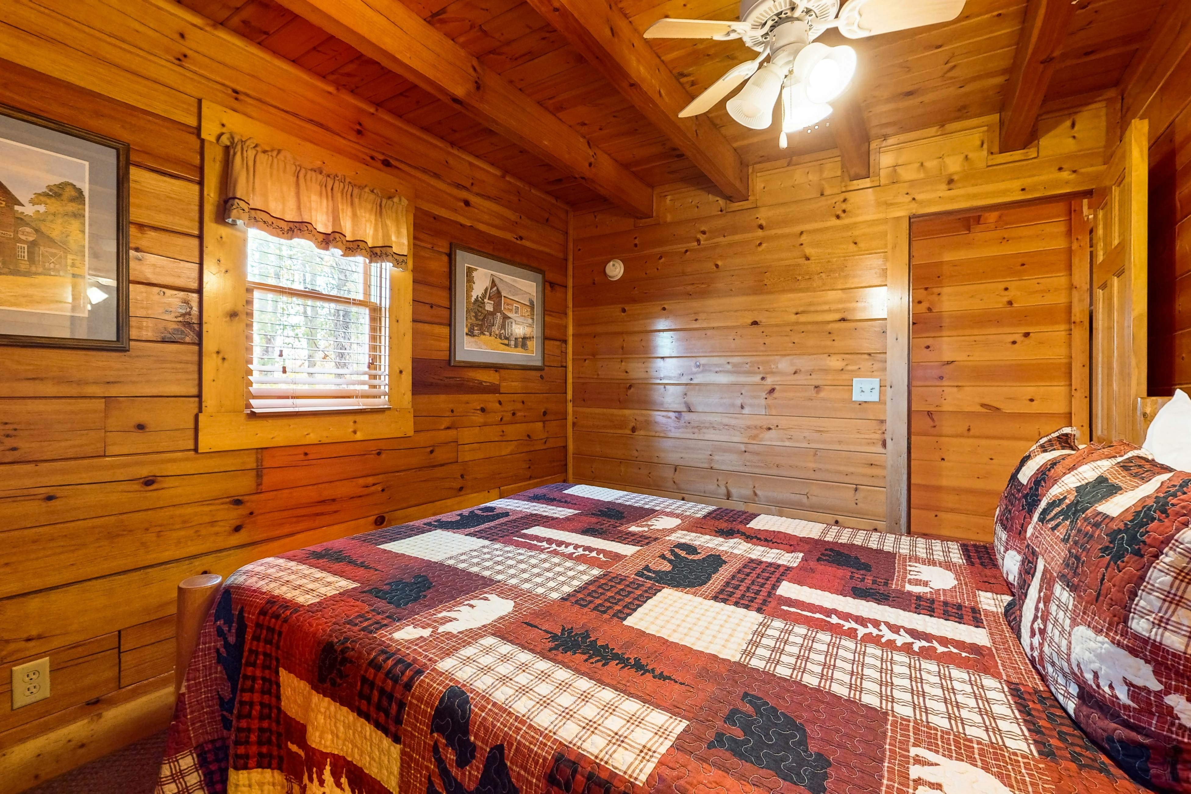Adorable log cabin with front/back deck, hot tub, & Free Attraction Tickets